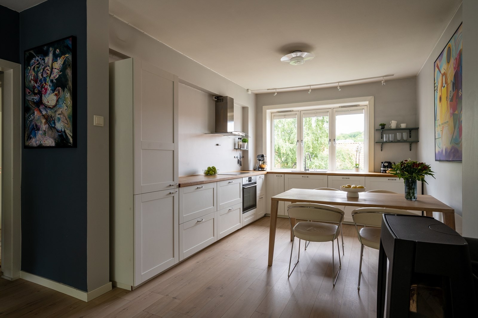 Et utrolig lekkert og tidløst kjøkken fra 2016 med profilerte fronter og en tre benkeplate. Galleribilde