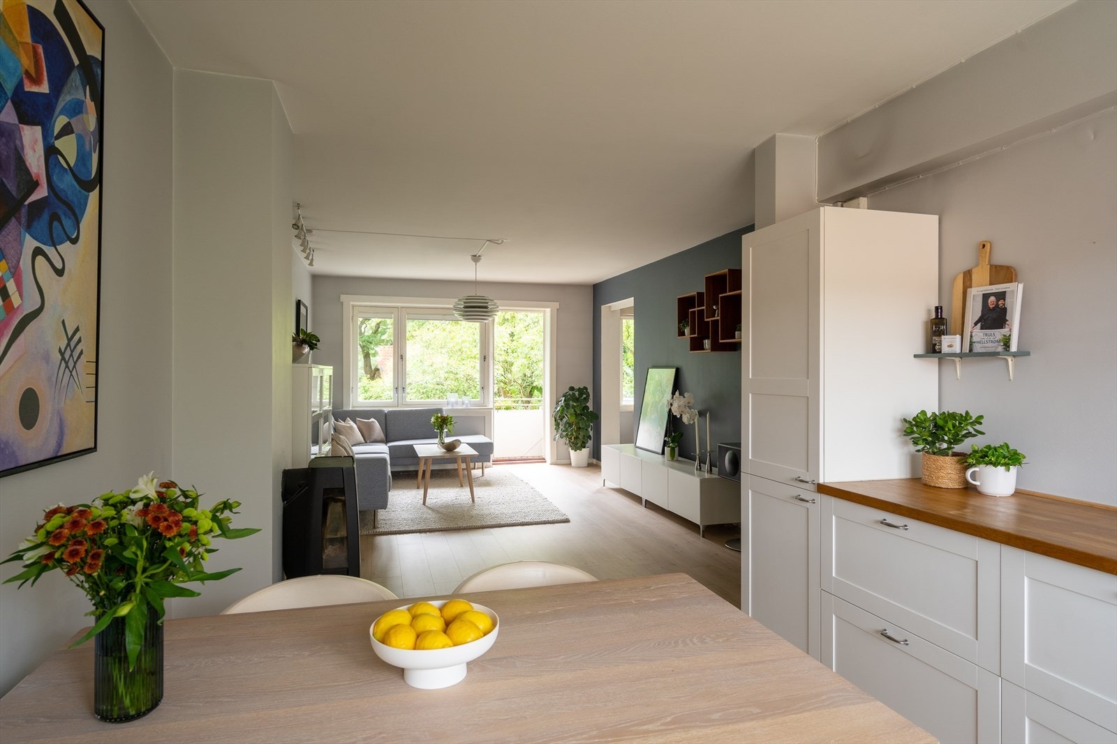 Med store vindusflater på to sider får du masse behagelig dagslys. Galleribilde