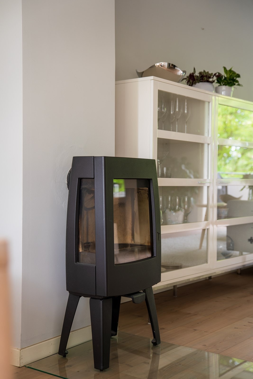 Det er montert peis som gir en lun atmosfære på kaldere vinterdager. I følge tidligere annonser ble det i 2017 utført omfattende rehabilitering av alle piper, inkludert montering av innvendige stålrør og nye topphatter. Galleribilde