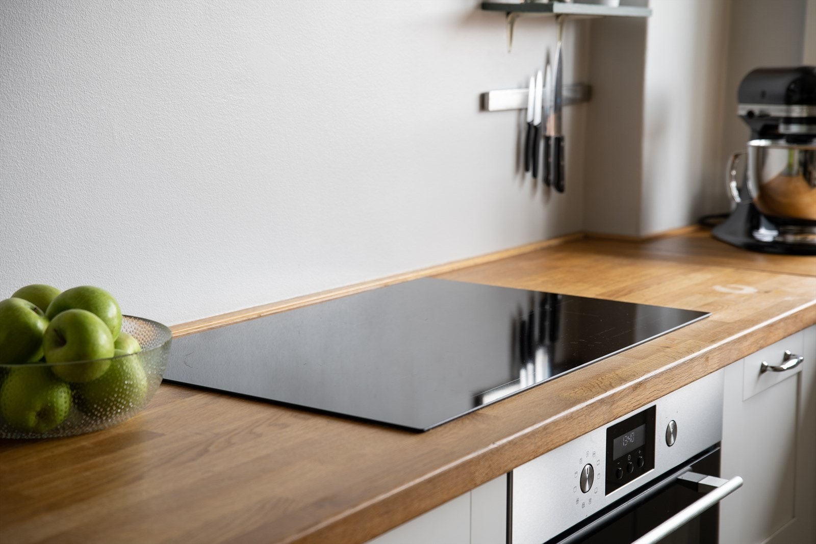 Kjøkkenet er utstyrt med en induksjonstopp, innebygget stekeovn, integrert kjøleskap/fryser, og oppvaskmaskin. Galleribilde