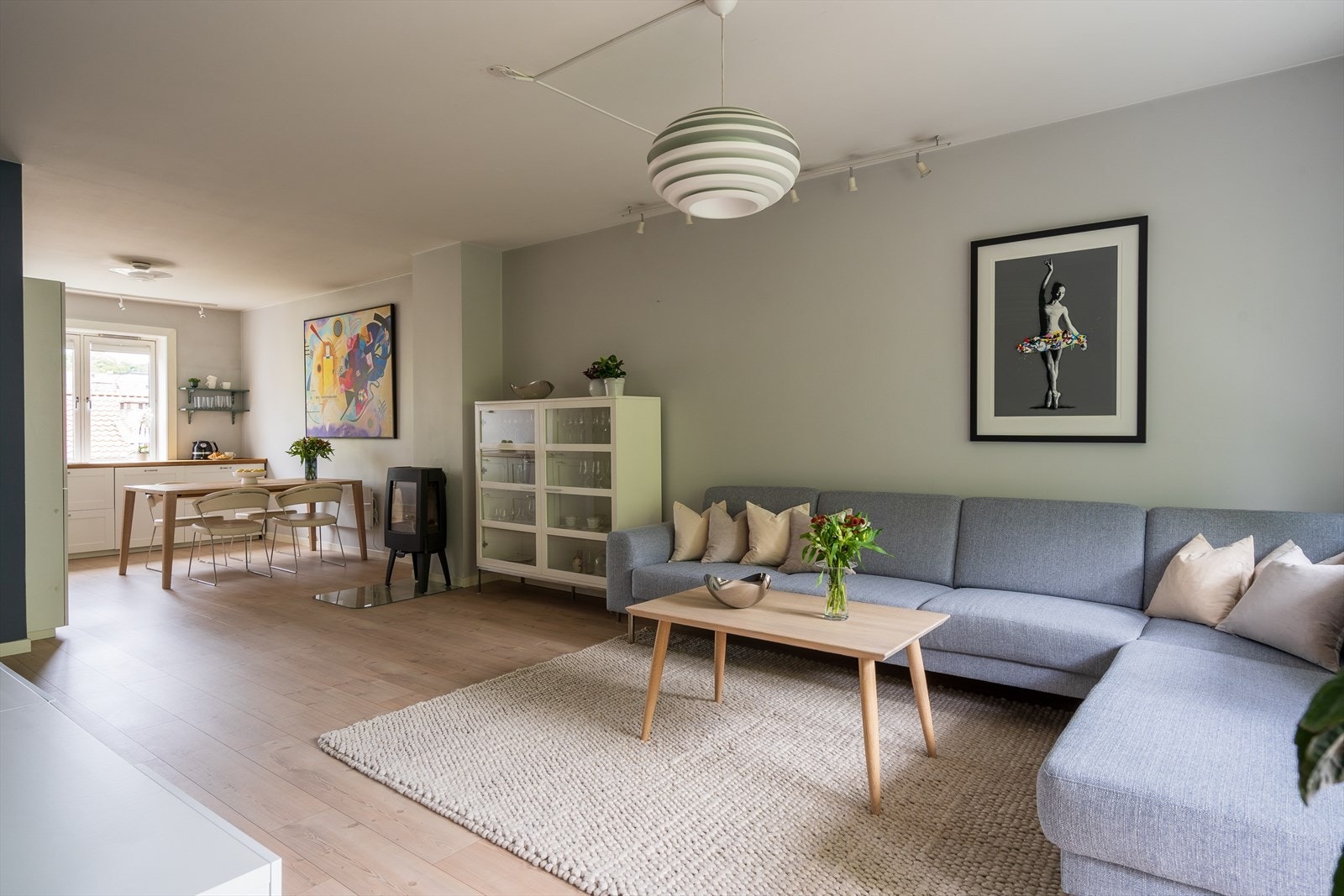 Stue og kjøkken ligger i åpen løsning, men oppleves likevel separat fordi stuen er så stor. Galleribilde