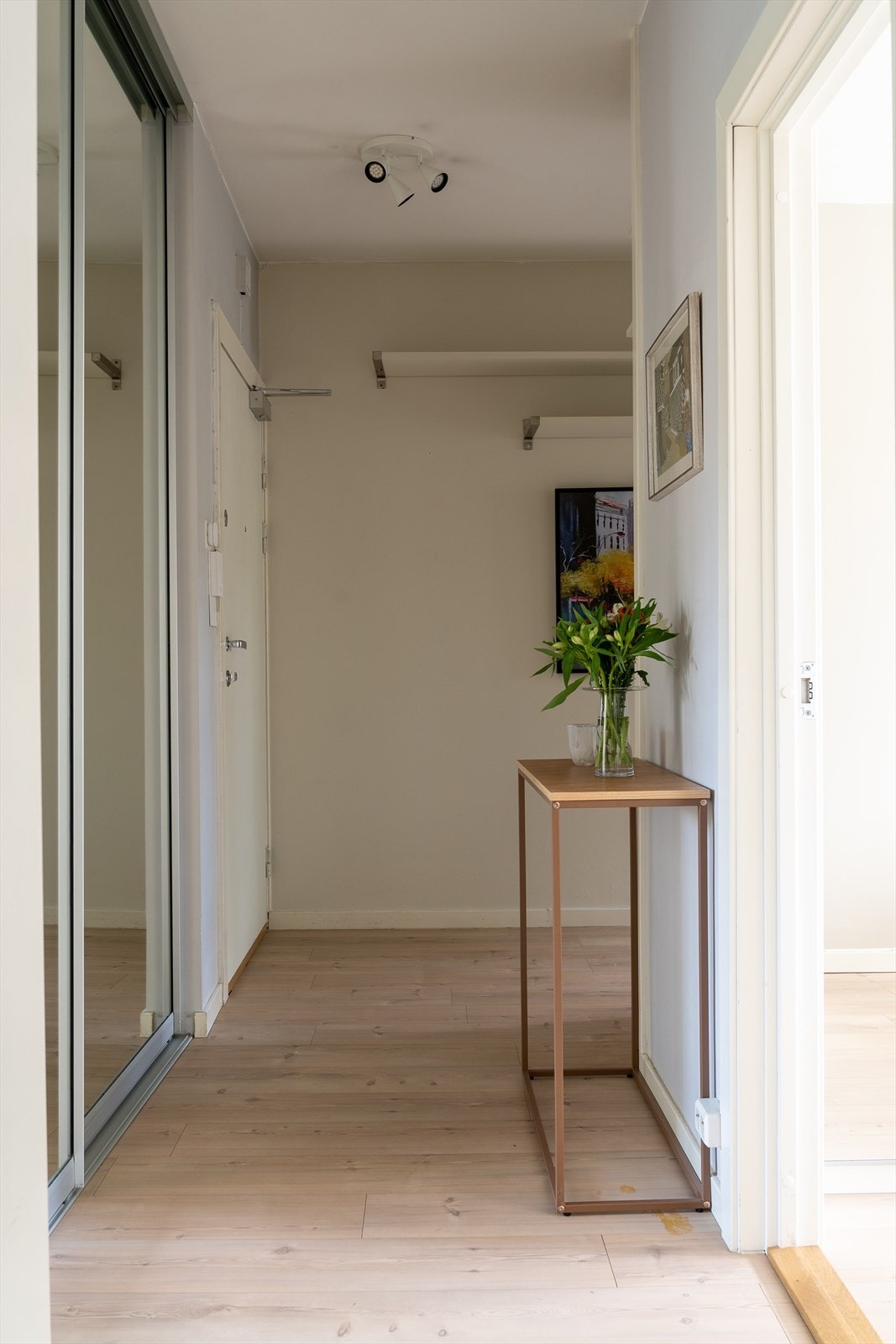 Her har du god plass til oppbevaring av yttertøyet til både deg selv og gjestene dine. Galleribilde