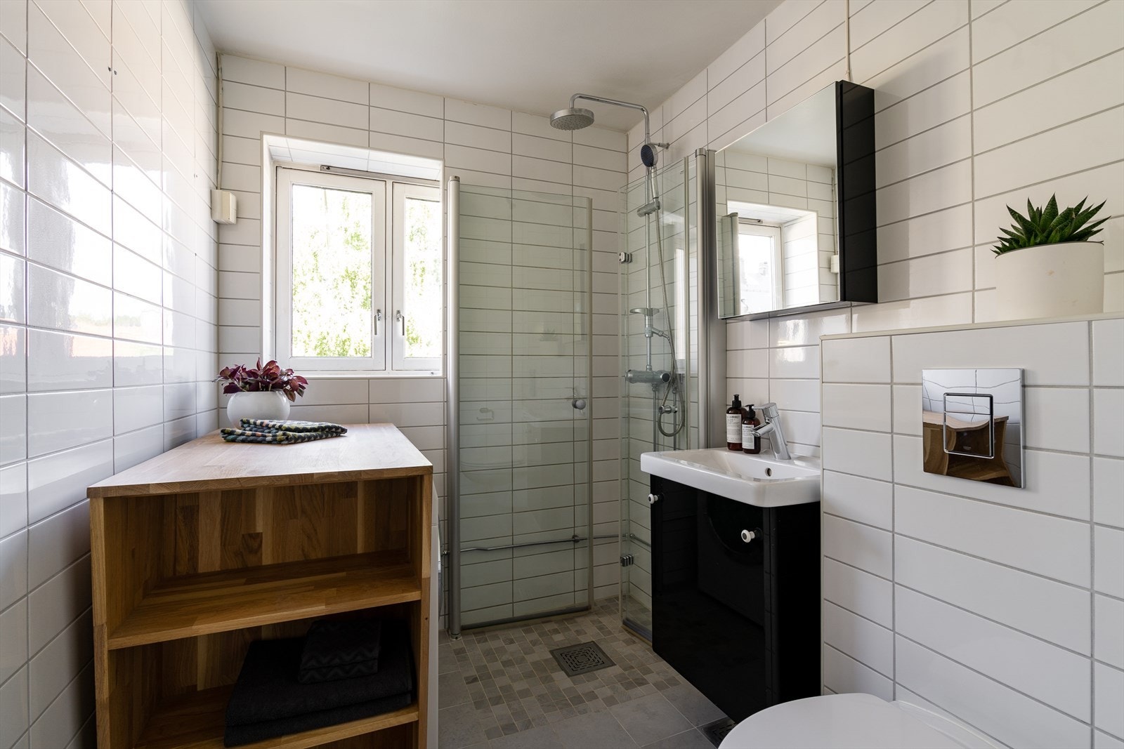 Et delikat og flislagt baderom med vindu, noe som er en sjeldenhet i sentrum, men som gir ekstra gode lys- og lufteforhold. Galleribilde