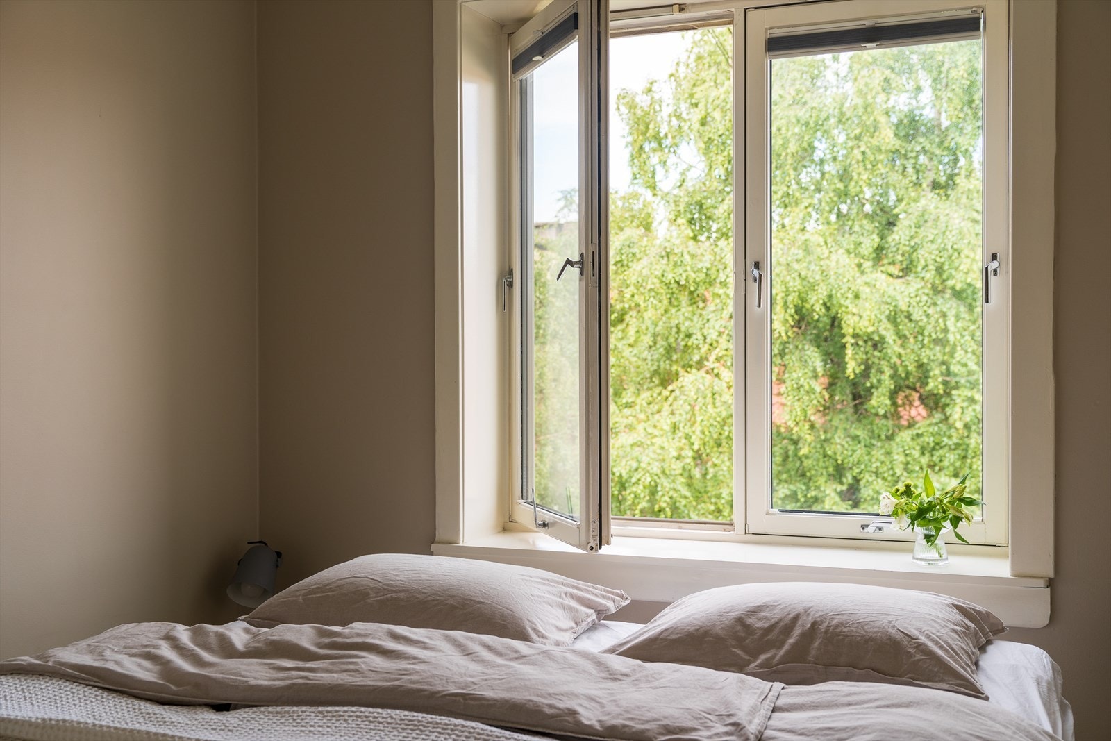 Rommet har også fin utsikt ut mot stille og rolige fellesområder, så her kan du sove godt! Galleribilde