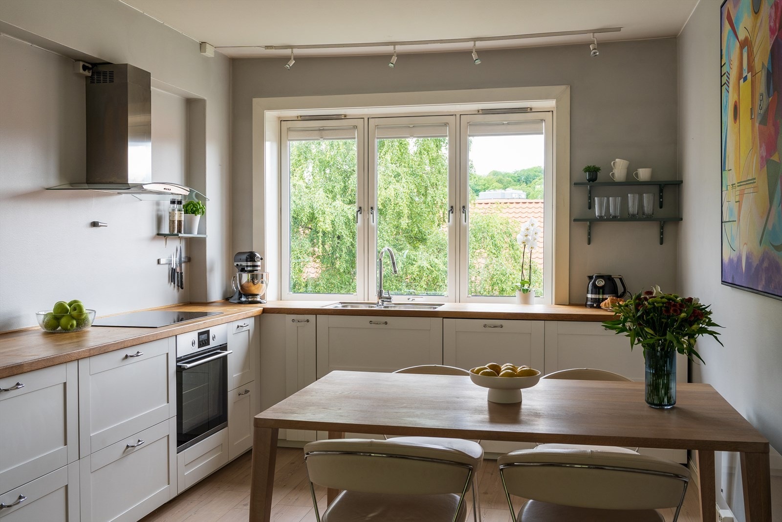 Det er god benke- og skapplass og vindu ut mot flotte fellesarealer. Galleribilde