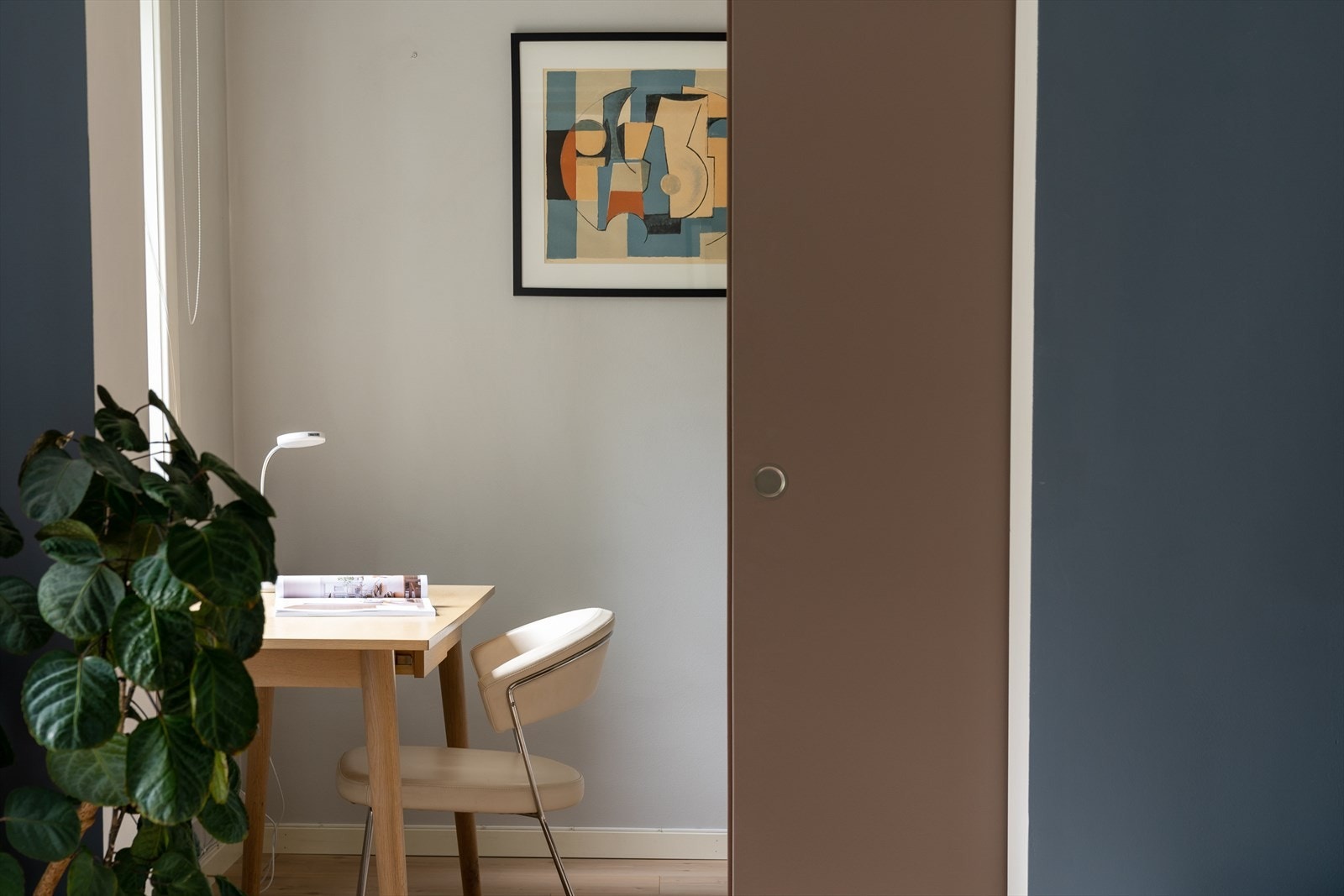 Soverom 2 benyttes som kontor og gjesterom. Galleribilde