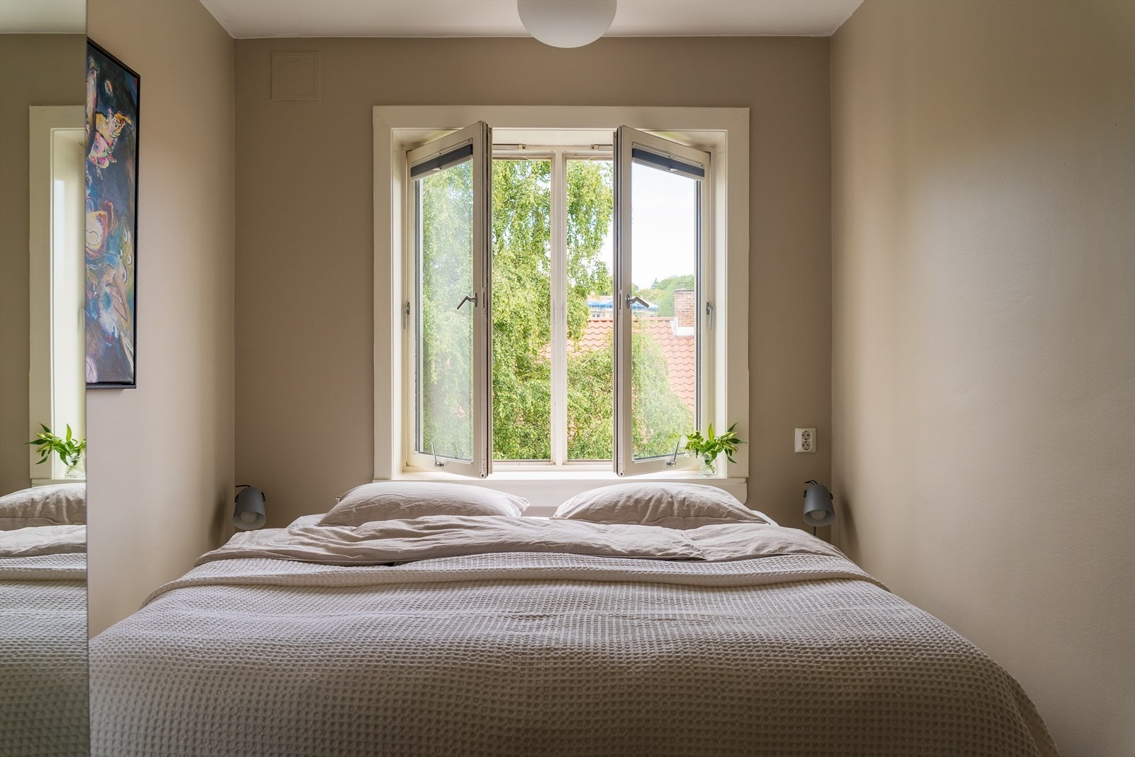 Et behagelig og luftig hovedsoverom med god plass til dobbeltseng og oppbevaringsplass i medfølgende skap. Galleribilde