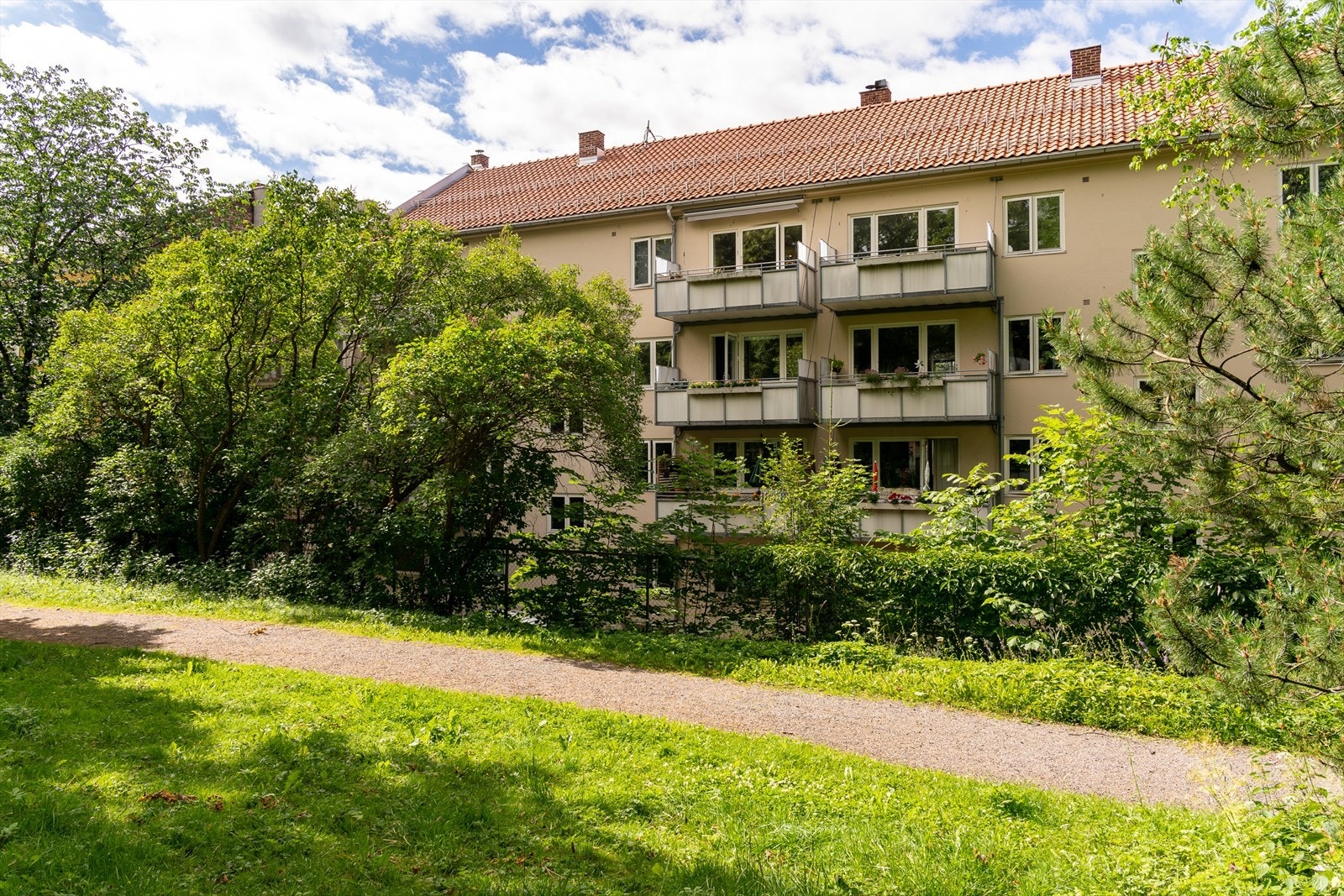 Dette er en sjeldent god beliggenhet, midt i mellom St.hanshaugen og Kiellands plass, men likevel i rolige og idylliske omgivelser. Galleribilde
