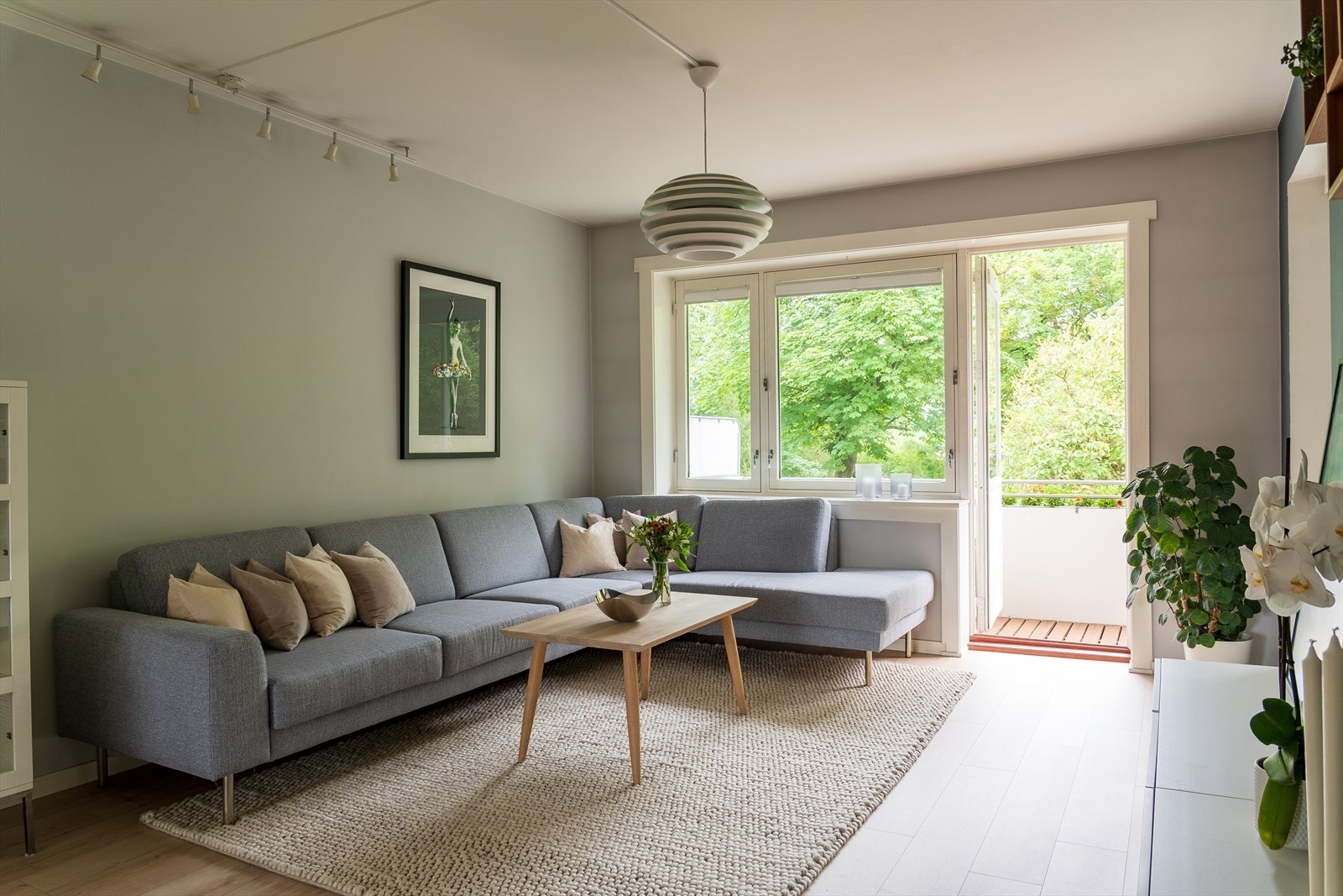 Stuen er romslig og har en ekstremt god planløsning som gjør at du har naturlige soner for innredning. Galleribilde