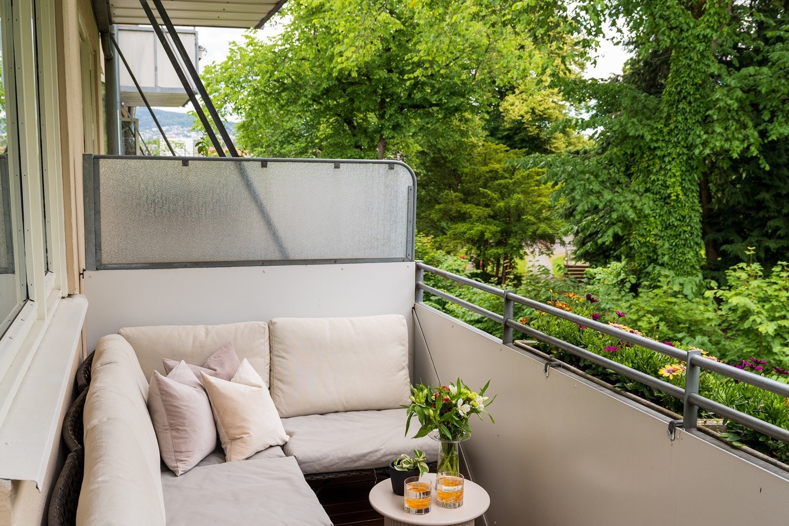 Det er god plass til en sittegruppe og grill på balkongen for hyggelige sommermiddager ute. Galleribilde