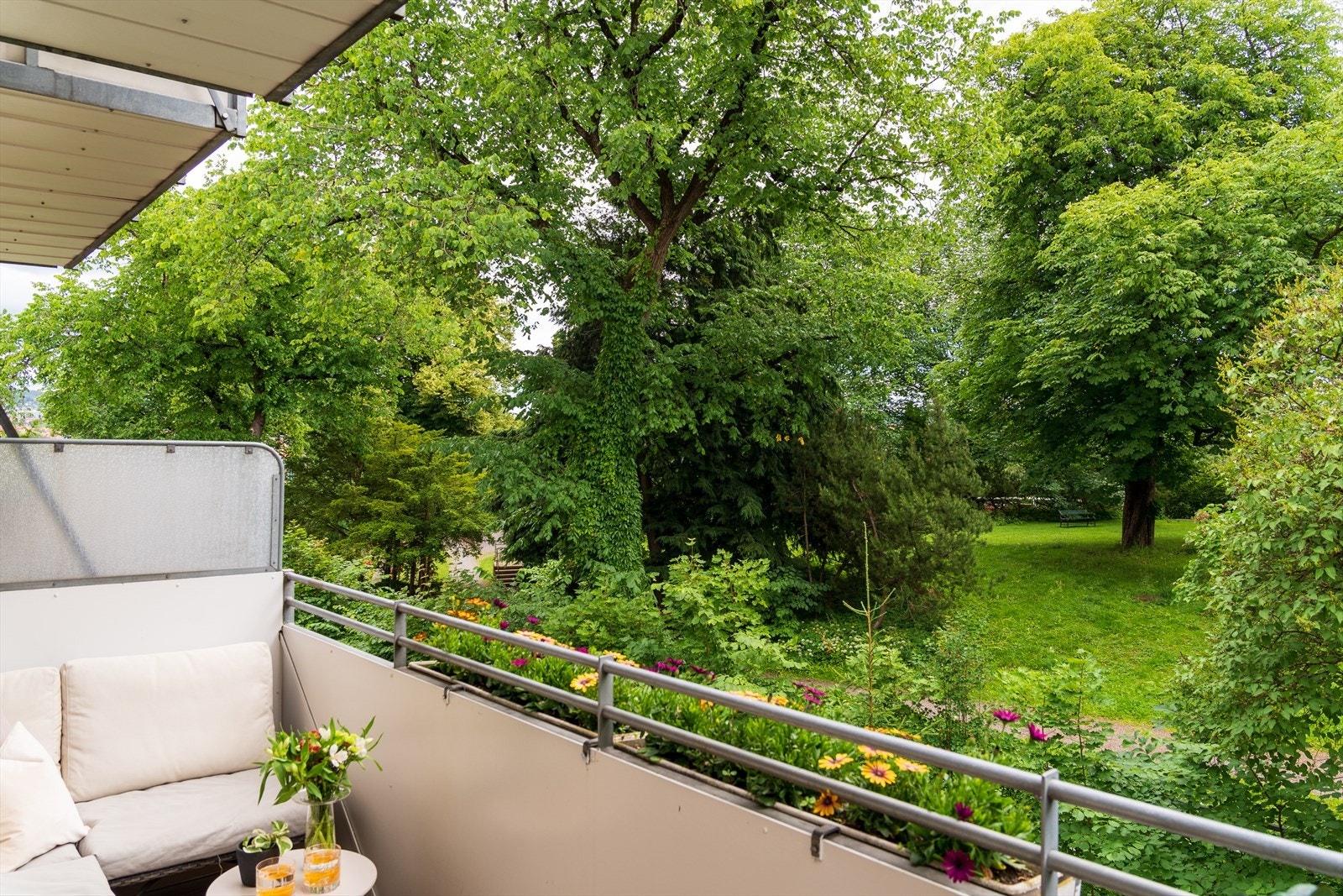 Boligen har en romslig balkong på ca. 6 kvm hvor du kan nyte solrike dager med kanskje St.hanshaugens mest idylliske utsikt! Galleribilde