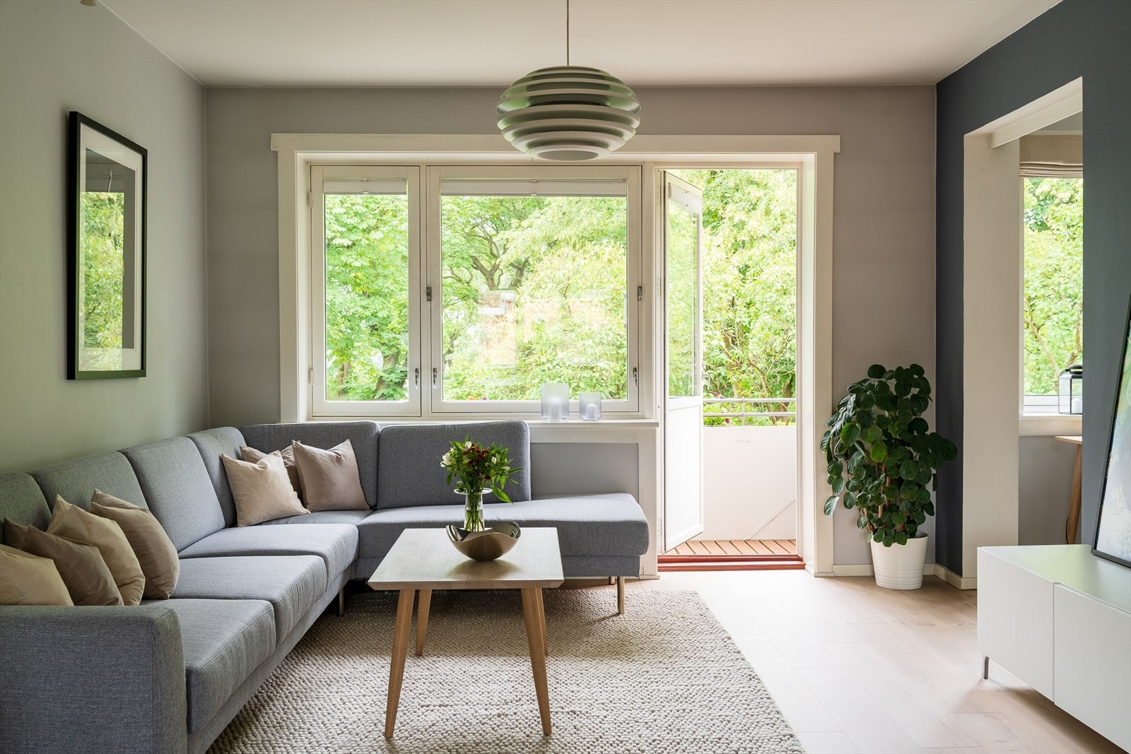 Det er god plass til en stor sofa med tilhørende møblement. Galleribilde