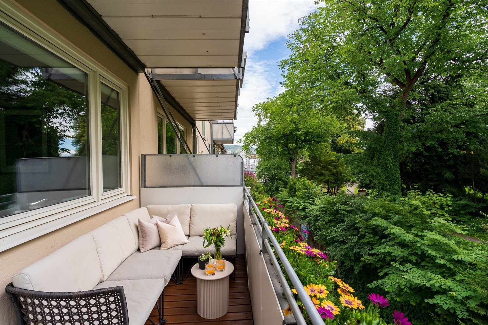 Gaten som boligen ligger i er enveiskjørt så her bor du i rolige og hyggelige omgivelser! Galleribilde