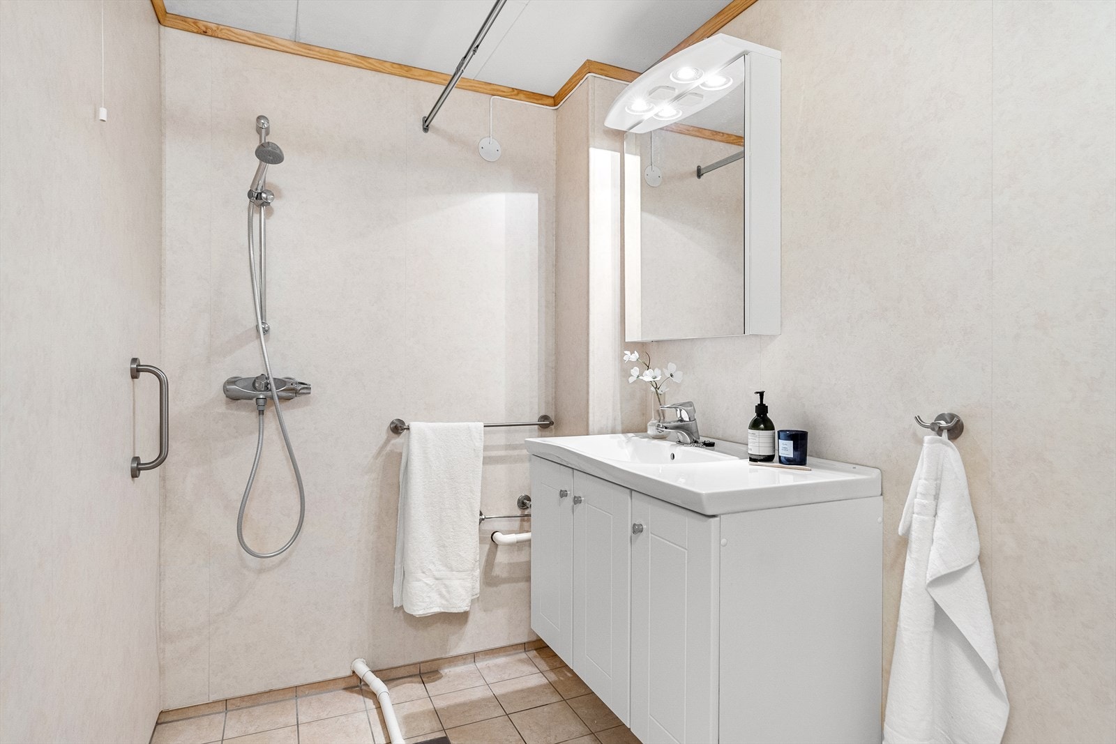 Inneholder: Servant med møblement/speilskap og belysning, toalett og dusjgarnityr. Avtrekksventil i vegg (2 stk) og varmekabler i gulv. Badet ble modernisert og utvidet i 2006. Galleribilde
