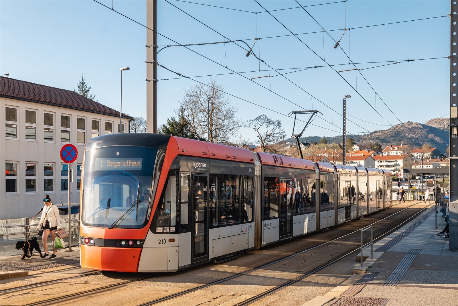 Bybanen tar deg enkelt til Bergen sentrum eller motsatt vei forbi Lagunen og hele veien til Flesland. Det er også meget gode bussforbindelser med 100 meter til busstoppet "Sletten senter" hvor linje 5 har hyppige avganger. Galleribilde