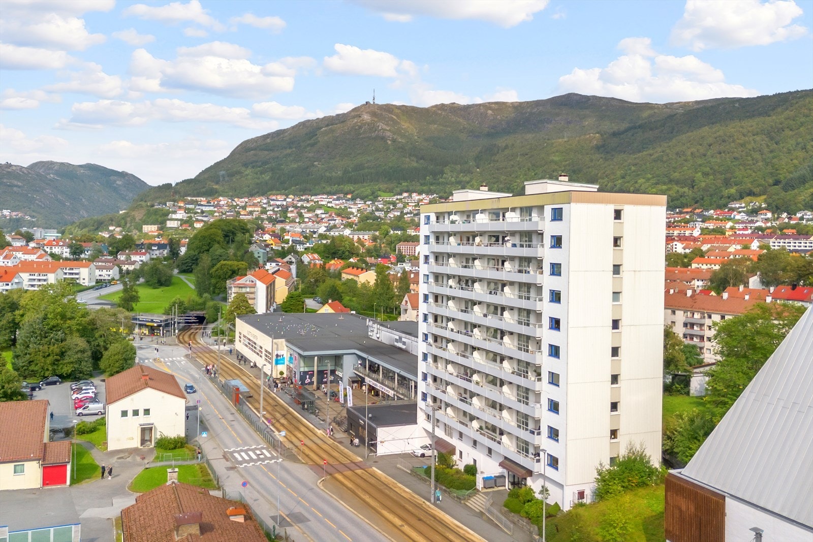 Leiligheten har en meget attraktiv beliggenhet på Sletten, kun 50 meter fra bybanestopp og Sletten Senter. Endeleiligheten har trappefri adkomst og befinner seg i byggets 4. etasje. Galleribilde
