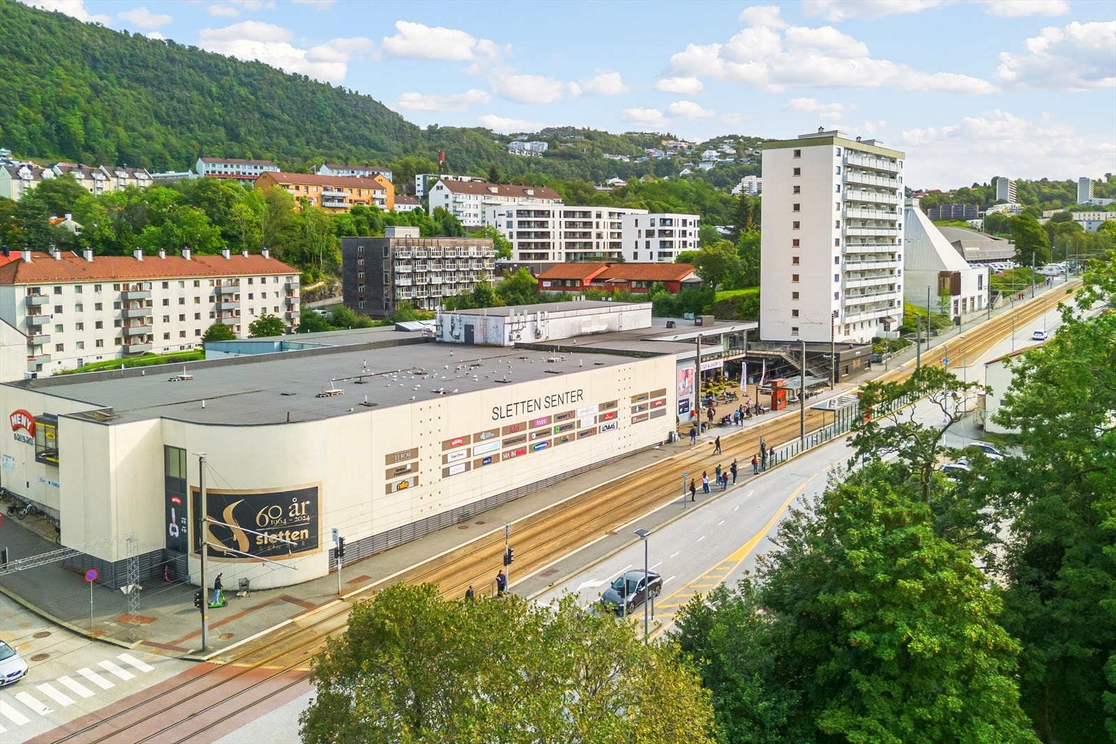 På Sletten er det lett å trives, her har du alt du trenger i hverdagen innen kort gangavstand, nydelig natur og åpne grøntområder, samtidig som du har kort reisetid til byen. Galleribilde