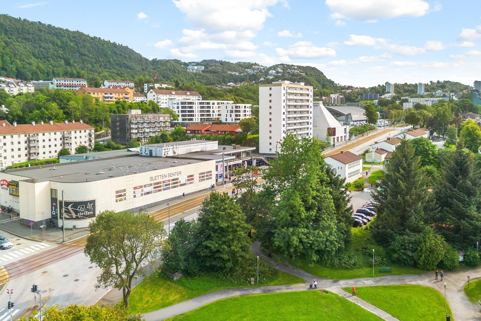 Mange alternativer når det kommer til fritidsaktiviteter i nærområdet. Like ovenfor Sletten finner du Bergenshallen og Bergen Tennis Arena. Videre oppover mot Slettebakken har du volleyballbane, Fysak og Turnkassen, i tillegg til fotballbaner. Galleribilde