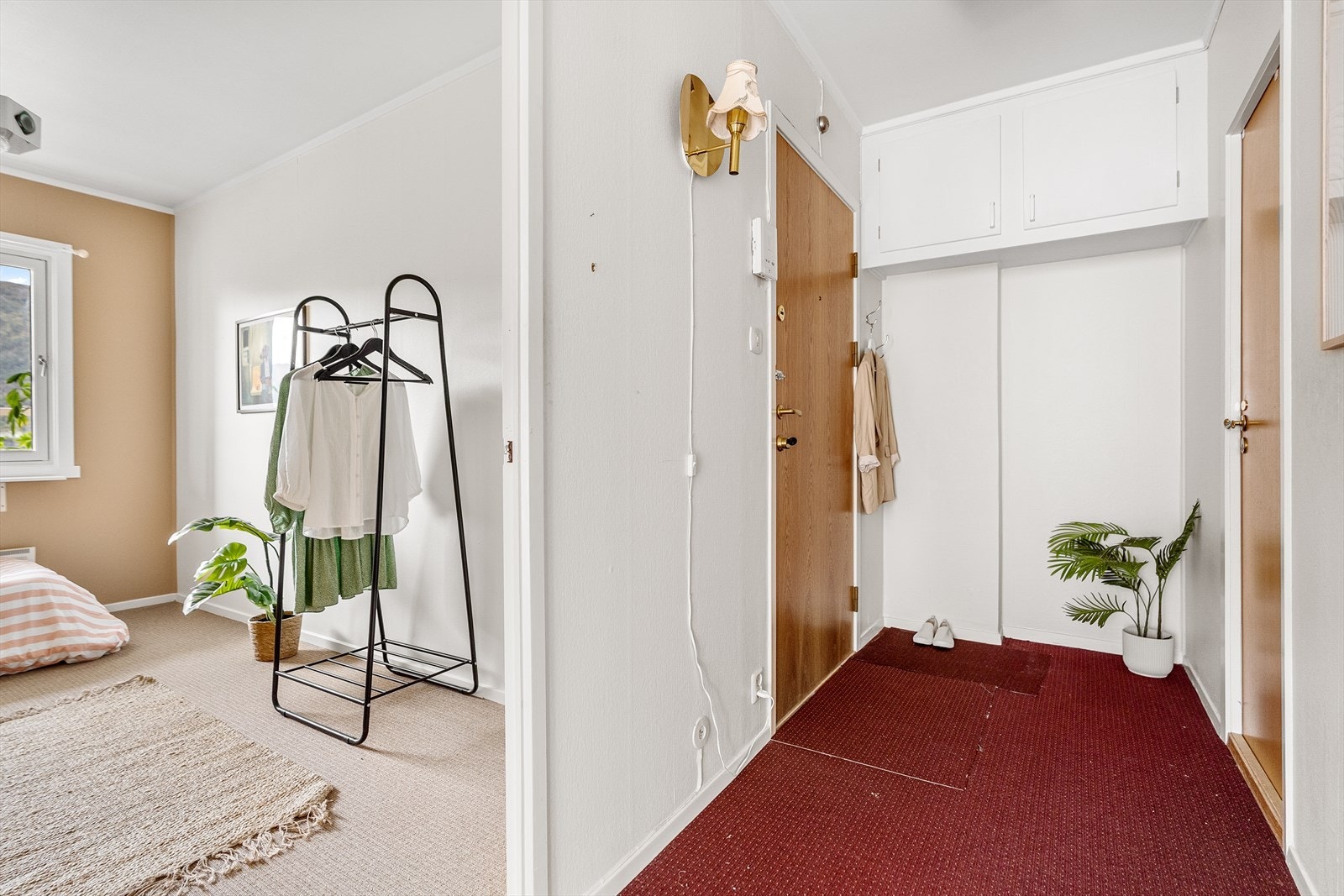 Ytterligere oppbevaring med hyller og klesoppheng i kott, samt hyllesystem i bod. Galleribilde
