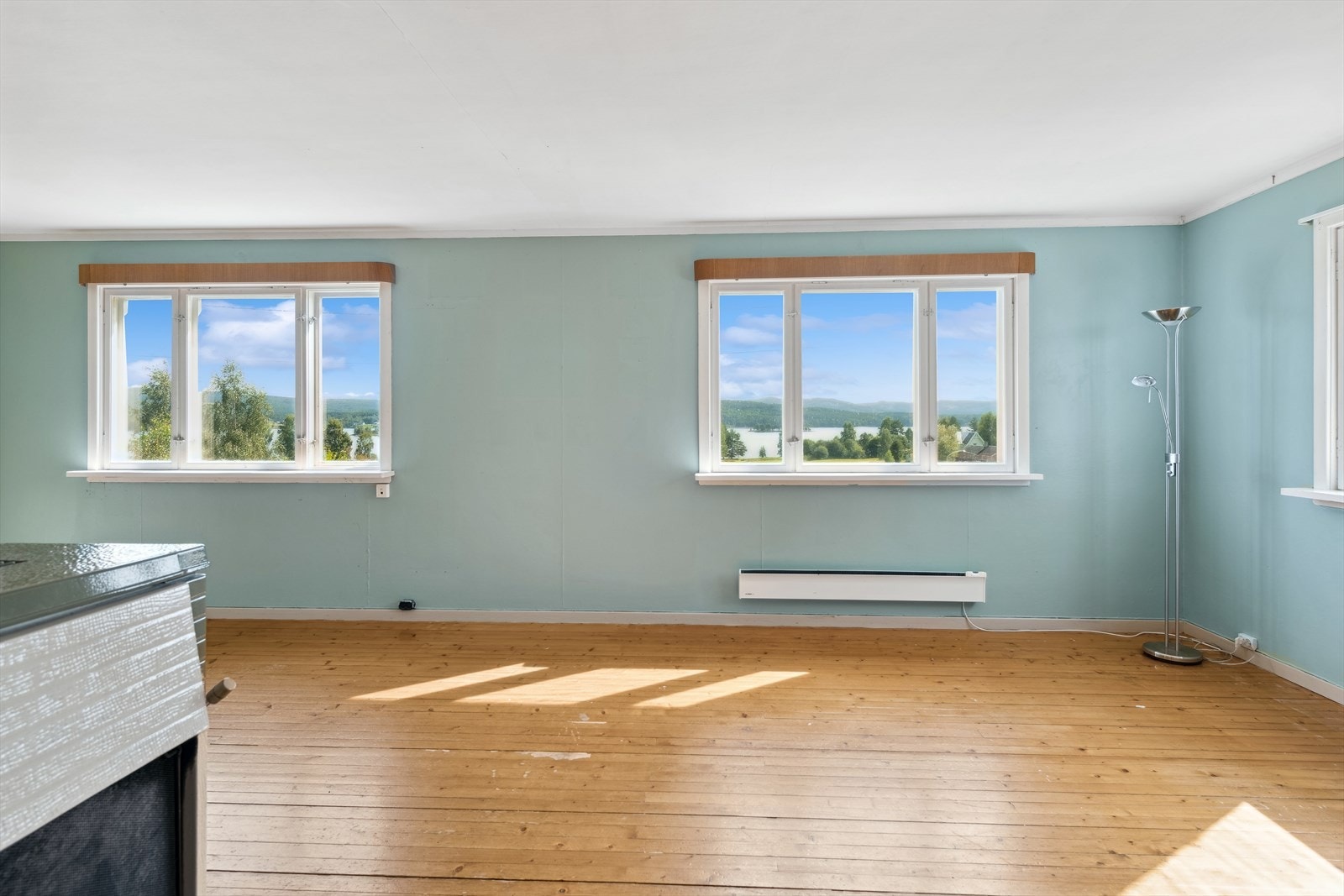 Stor og åpen stue med flere vinduer. Galleribilde