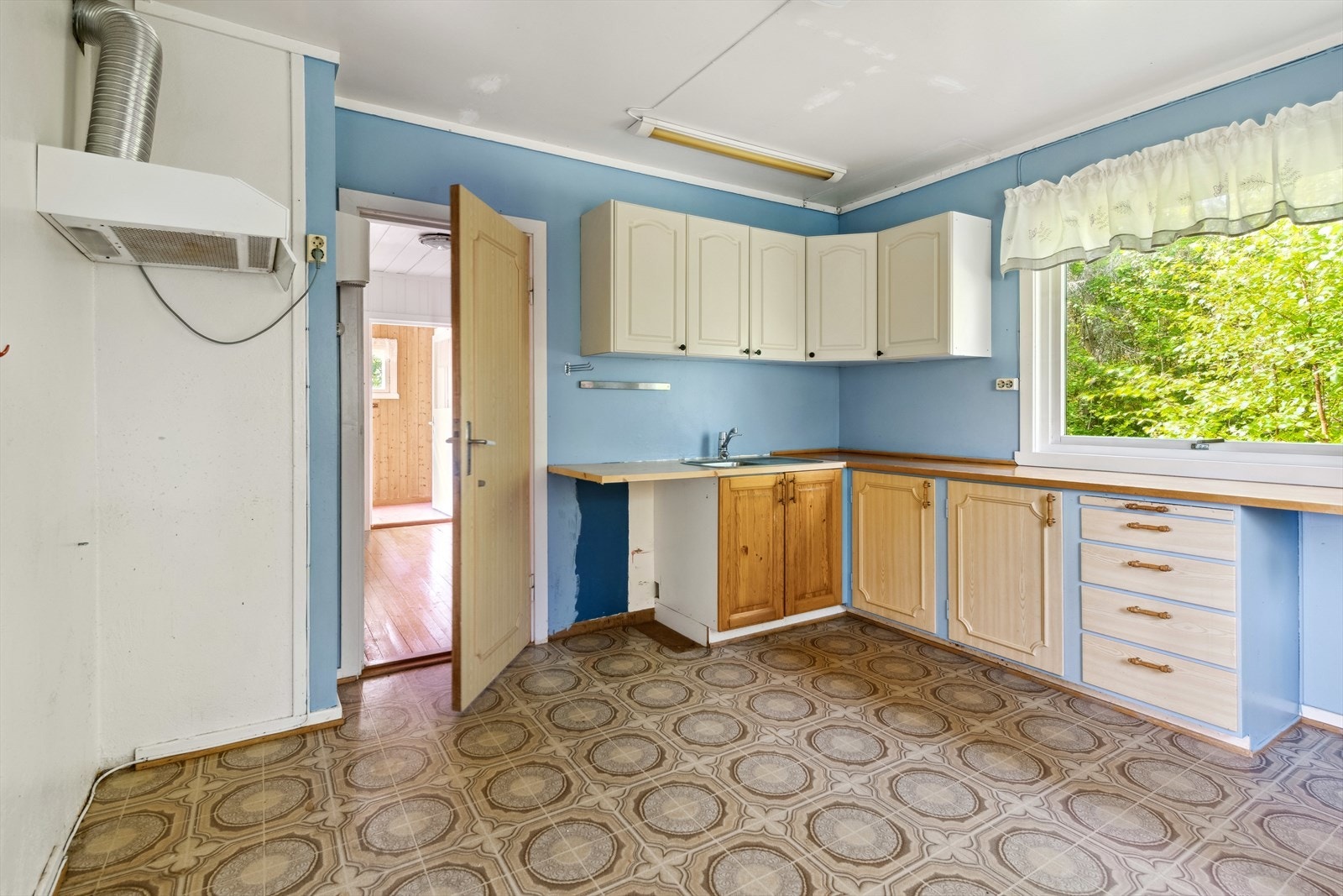 Opprinnelig kjøkkeninnredning som er fornyet med foliering og speilbelistning. Galleribilde