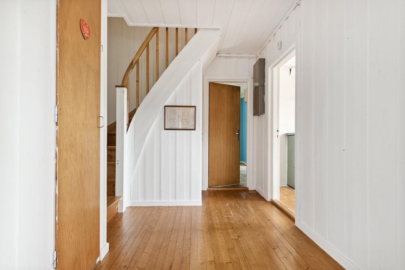 1. etasje inneholder stue, kjøkken, trapperom og wc. Galleribilde