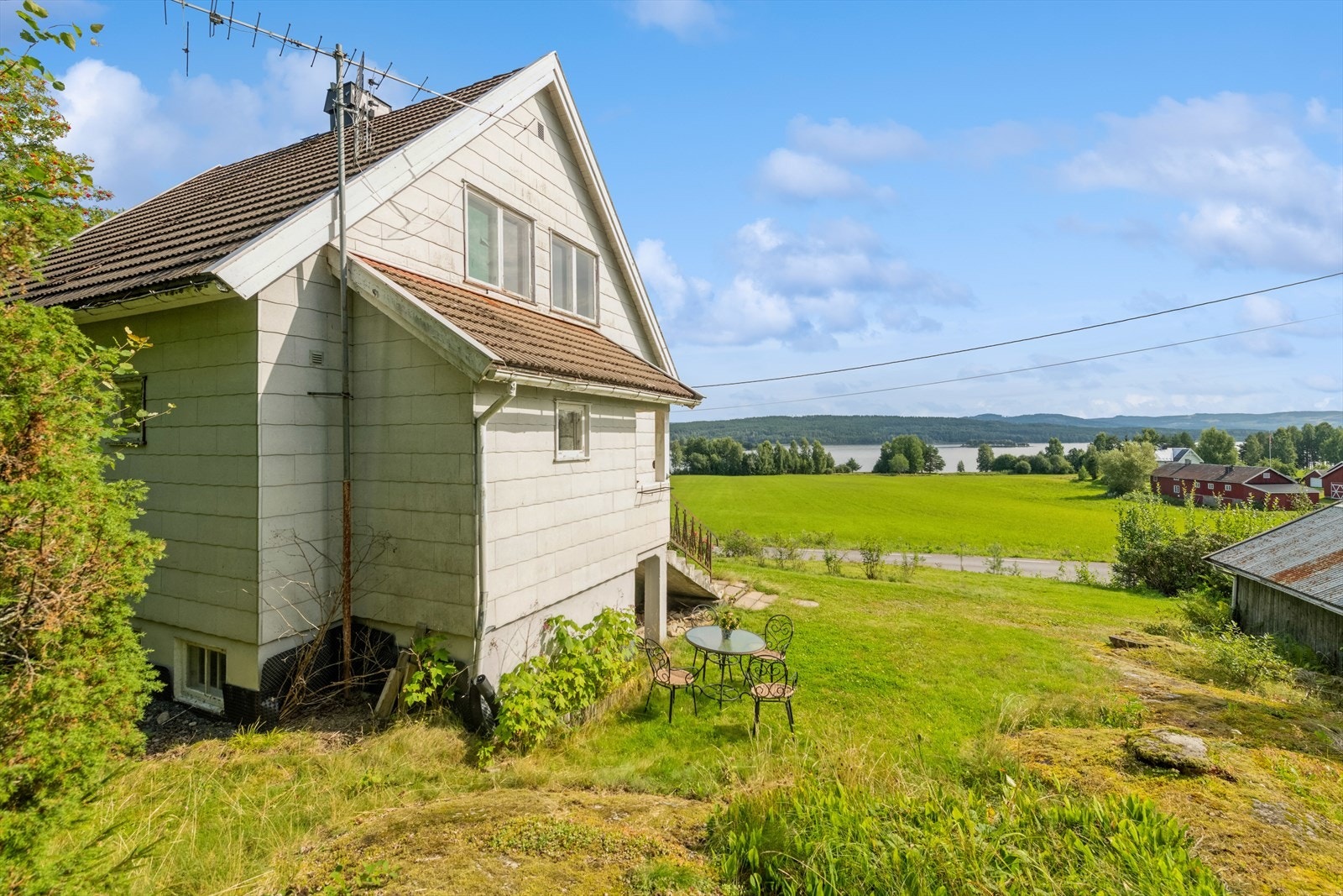 Velkommen til Bunesvegen 498! Enebolig med fin beliggenhet og flott utsikt mot Storsjøen! Galleribilde
