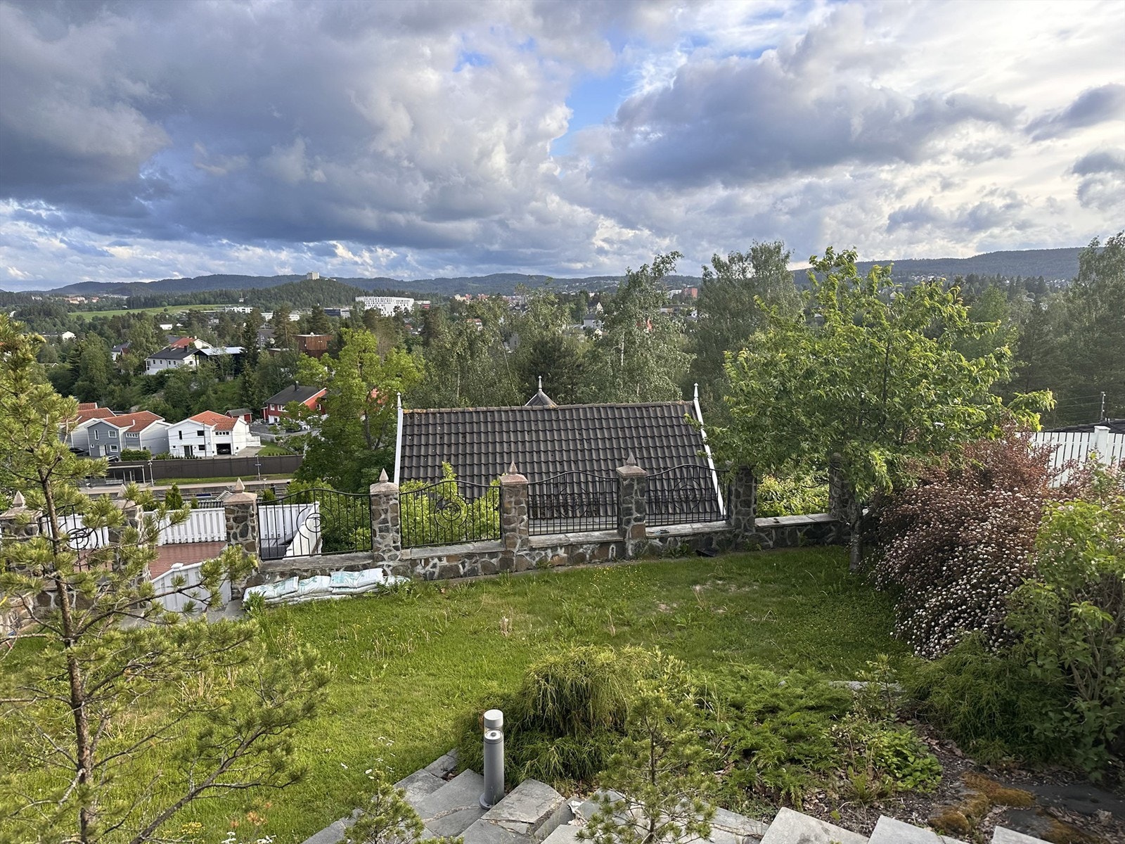 Kun 2 min til Haneborg togstasjon Galleribilde