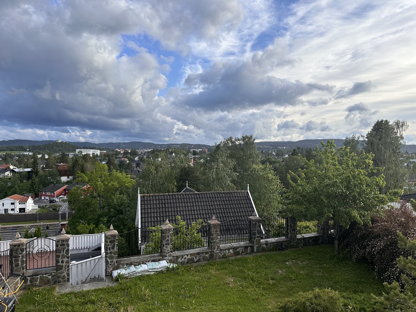 Eiendommen ligger høyt og fritt på Fjellhamar Galleribilde