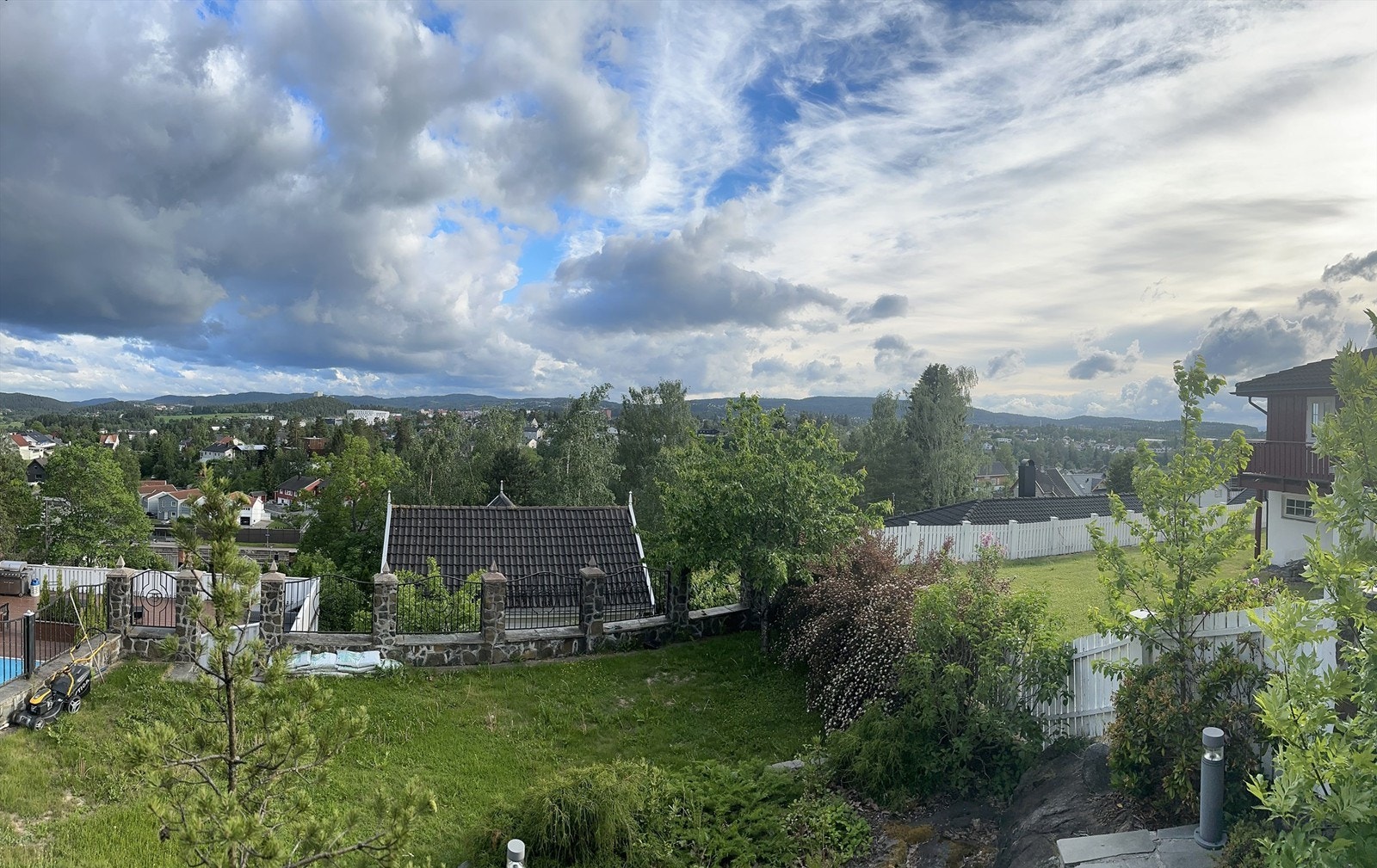 Fra eiendommen er det gangavstand til skoler, barnehager, tog, buss og butikker Galleribilde