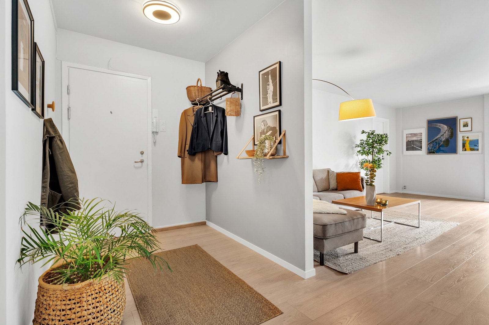 Velkommen inn! Romslig entré med god plass til å henge fra seg klær og sko. Galleribilde