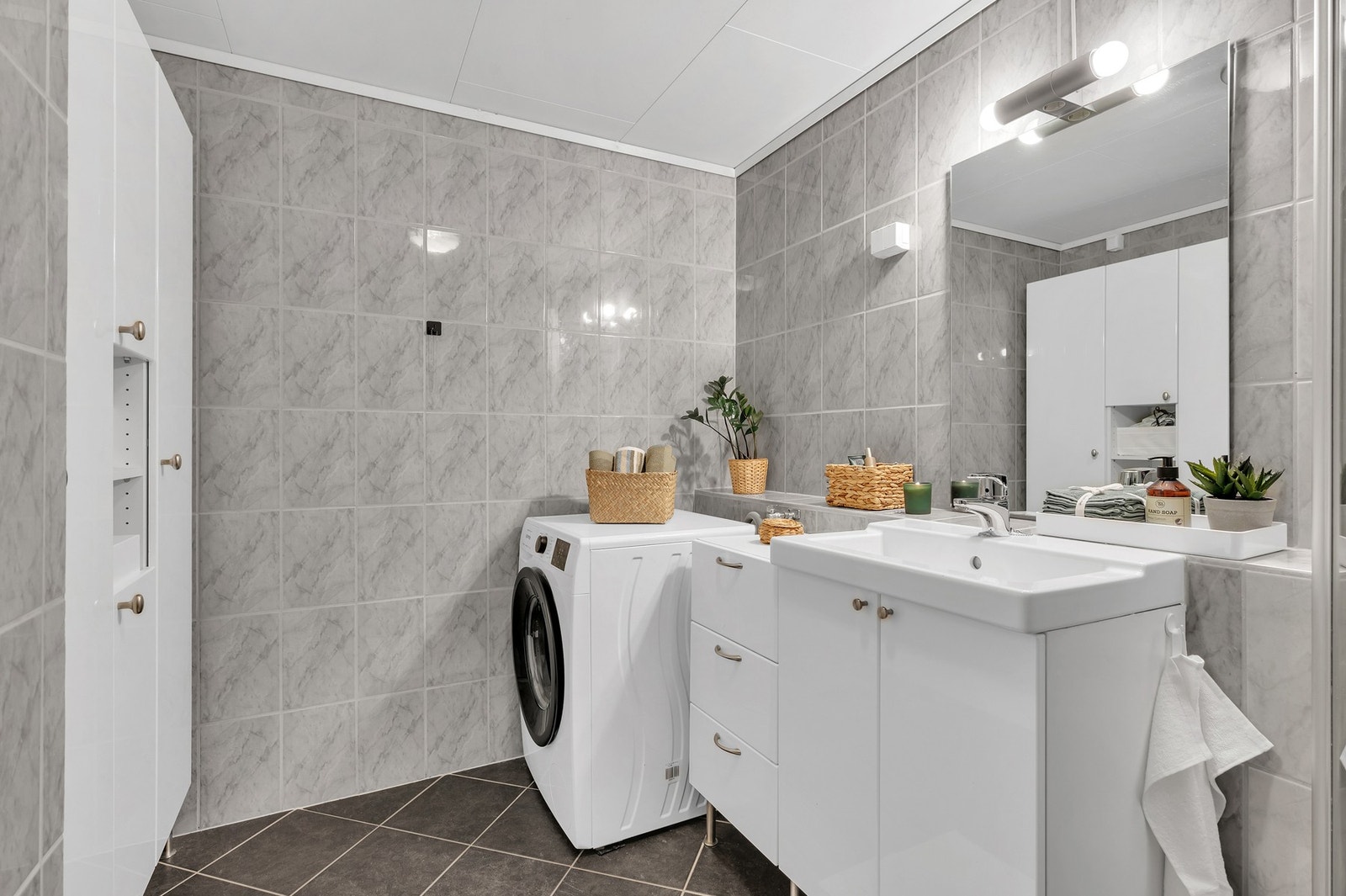 Badet er av god størrelse og har mye plass til oppbevaring. Galleribilde