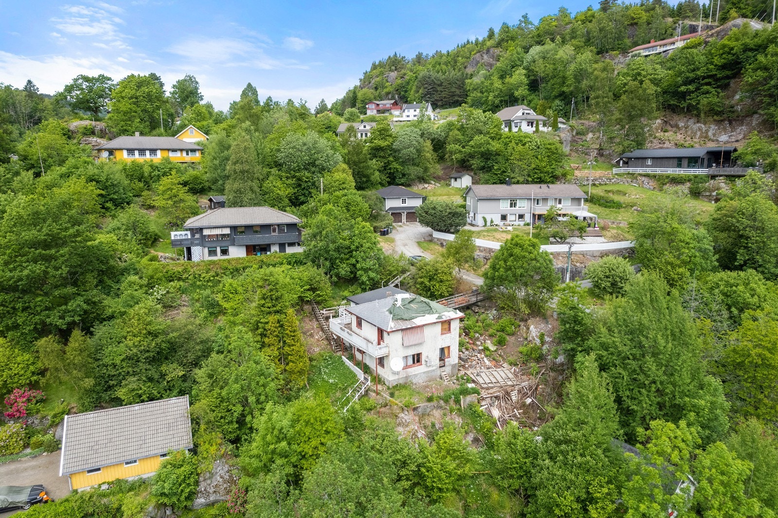 Boligen ligger på et høydedrag med flott utsikt. Galleribilde