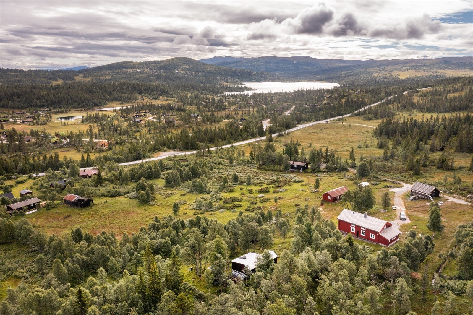 Hytta er omgitt av idyllisk natur som tilbyr et herlig turterreng sommer som vinter. Galleribilde