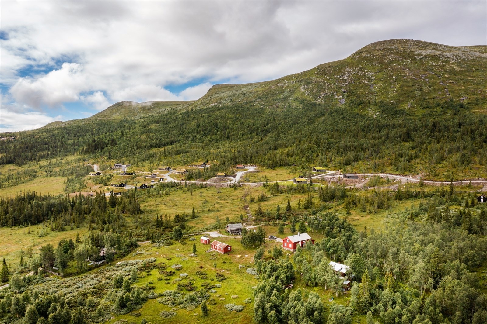 Sommertid er det rikelige muligheter i oppmerkede stier i flott fjellterreng. Galleribilde