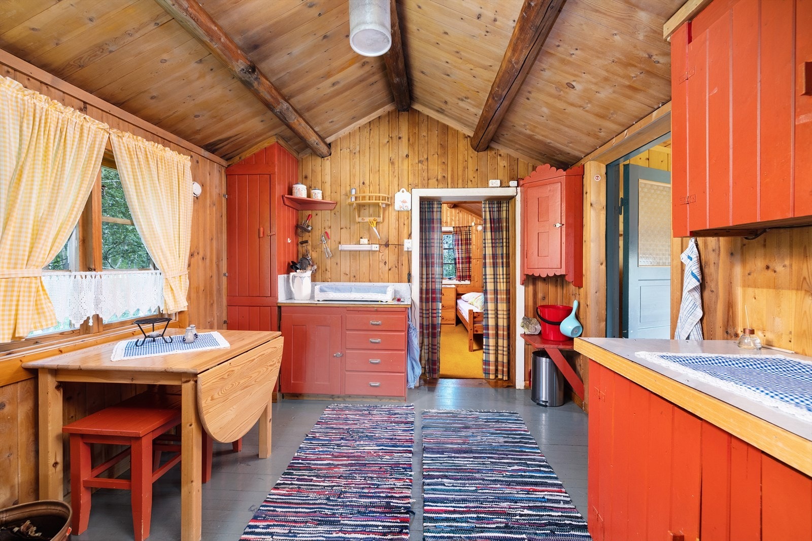 Det er montert en oppvaskkum. Galleribilde