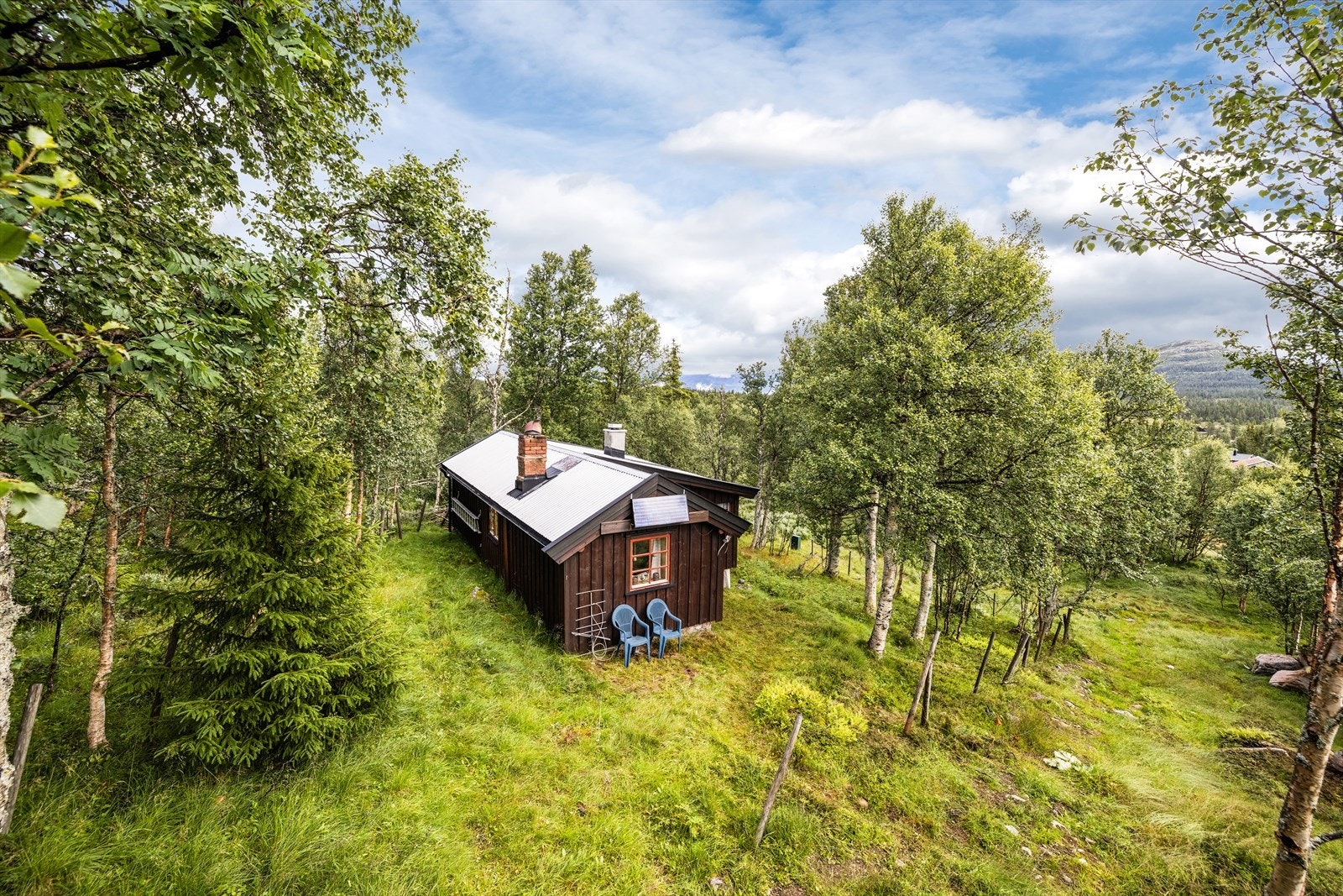 Hytta har en fin beliggenhet i naturskjønne omgivelser nær Haglebu. Galleribilde