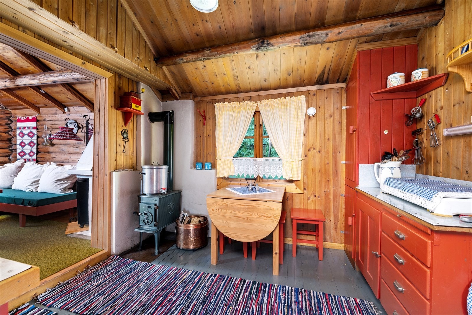 Kjøkken inneholder behandlet, plassbygget innredning med profilerte fronter. Galleribilde