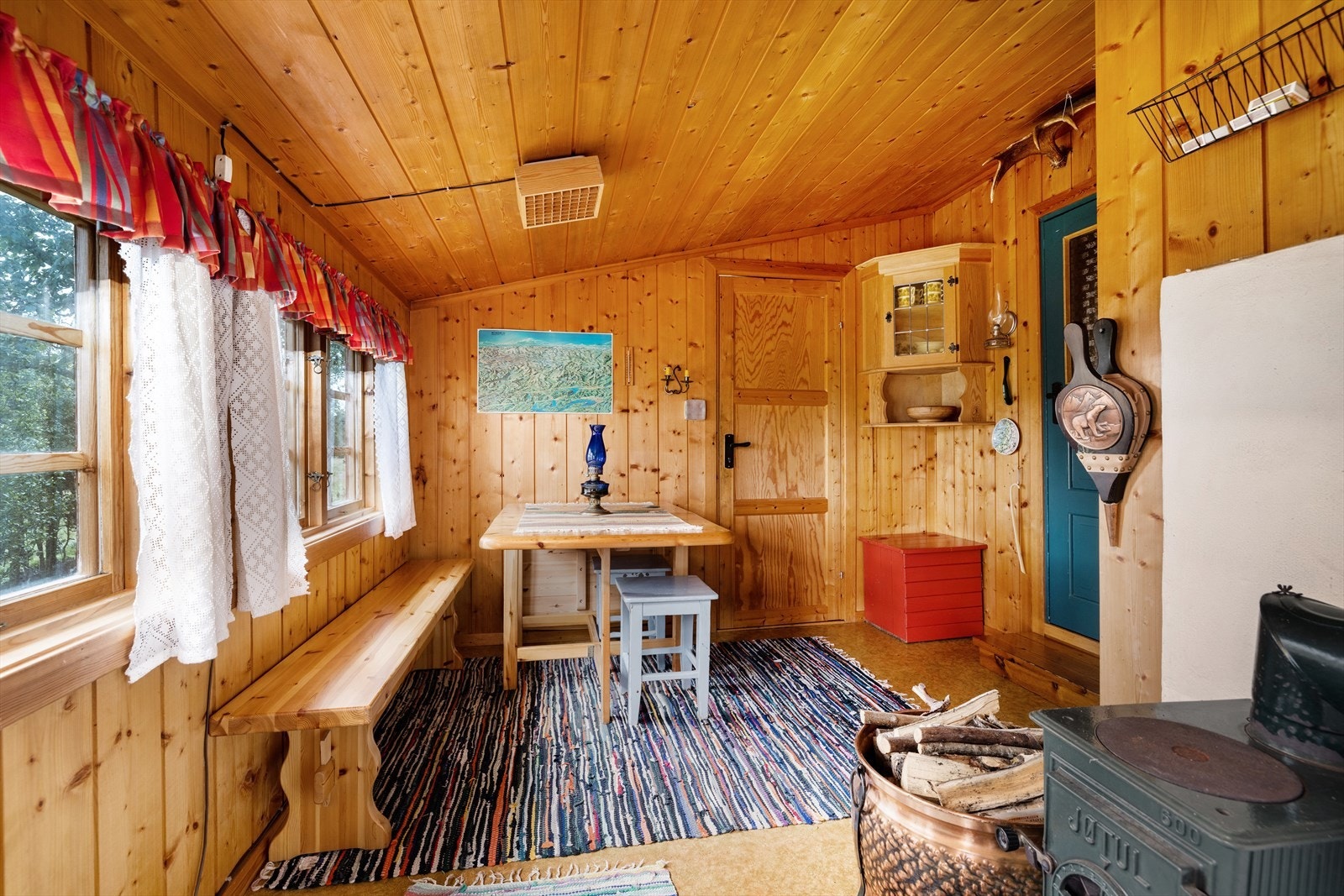 Romslig spiserom med plass for spisebord. Galleribilde