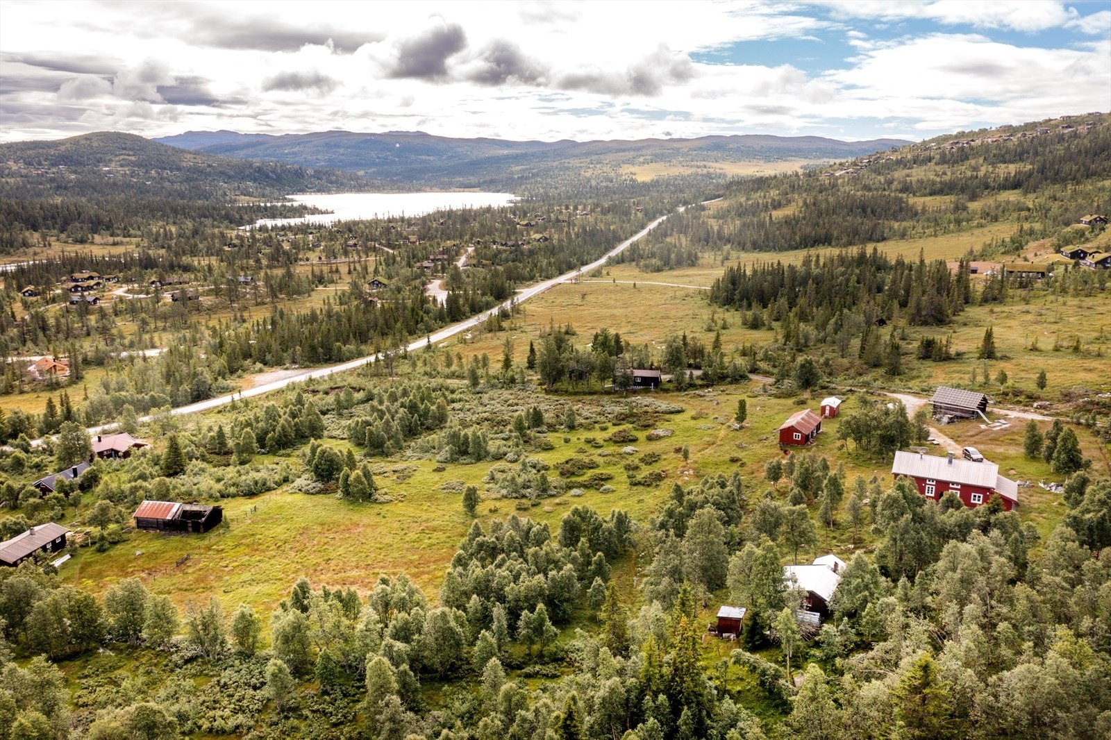 Kort avstand til Haglebu Feriesenter som tilbyr servering, båtutleie, bruk av strandområde og kiosk med enkelt utvalg av dagligvarer. Galleribilde