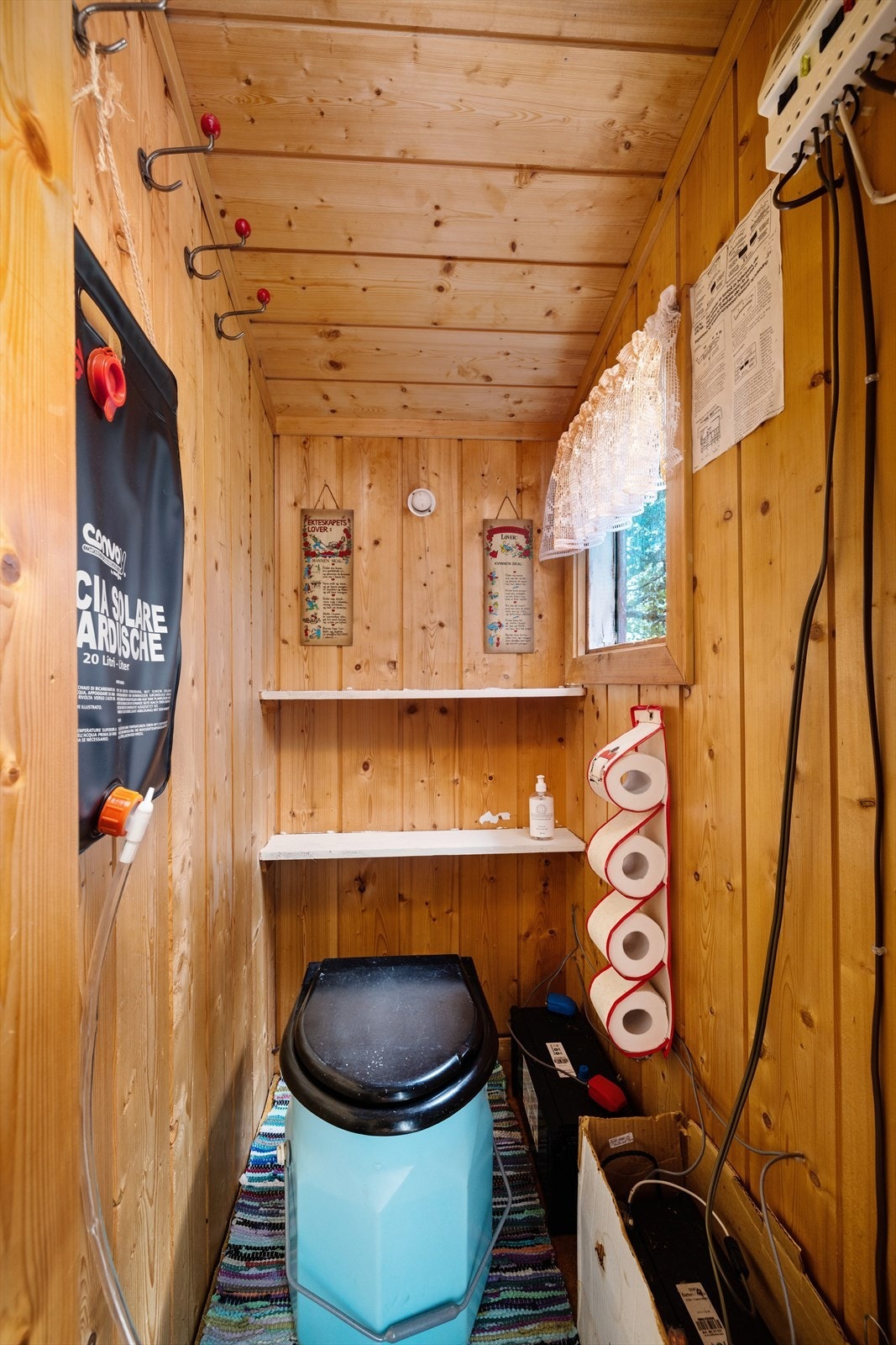 Toalettrom i tillegg til utedo. Galleribilde