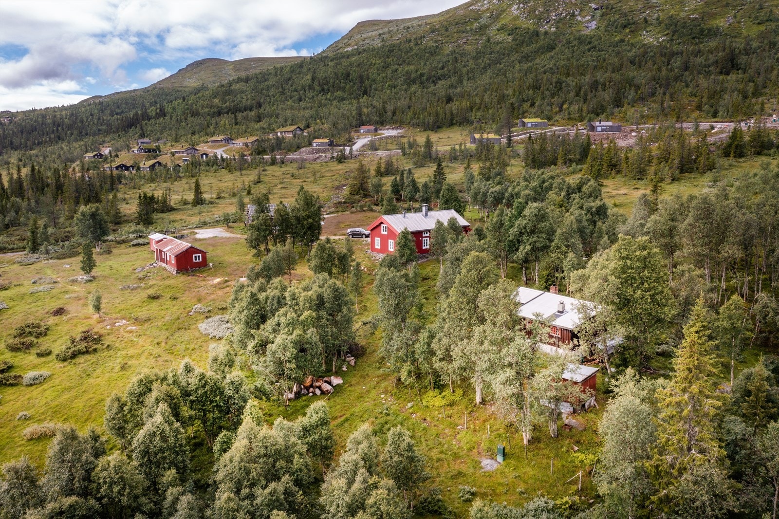 Er du glad i friluftsliv så er du midt i smørøyet hva gjelder turområder sommer som vinter. Galleribilde