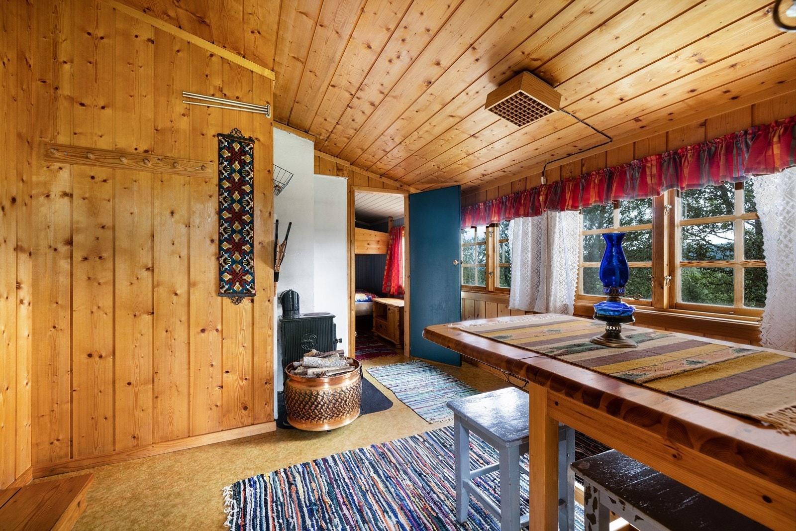 Fra spiserom er det adkomst til kjøkken. Galleribilde