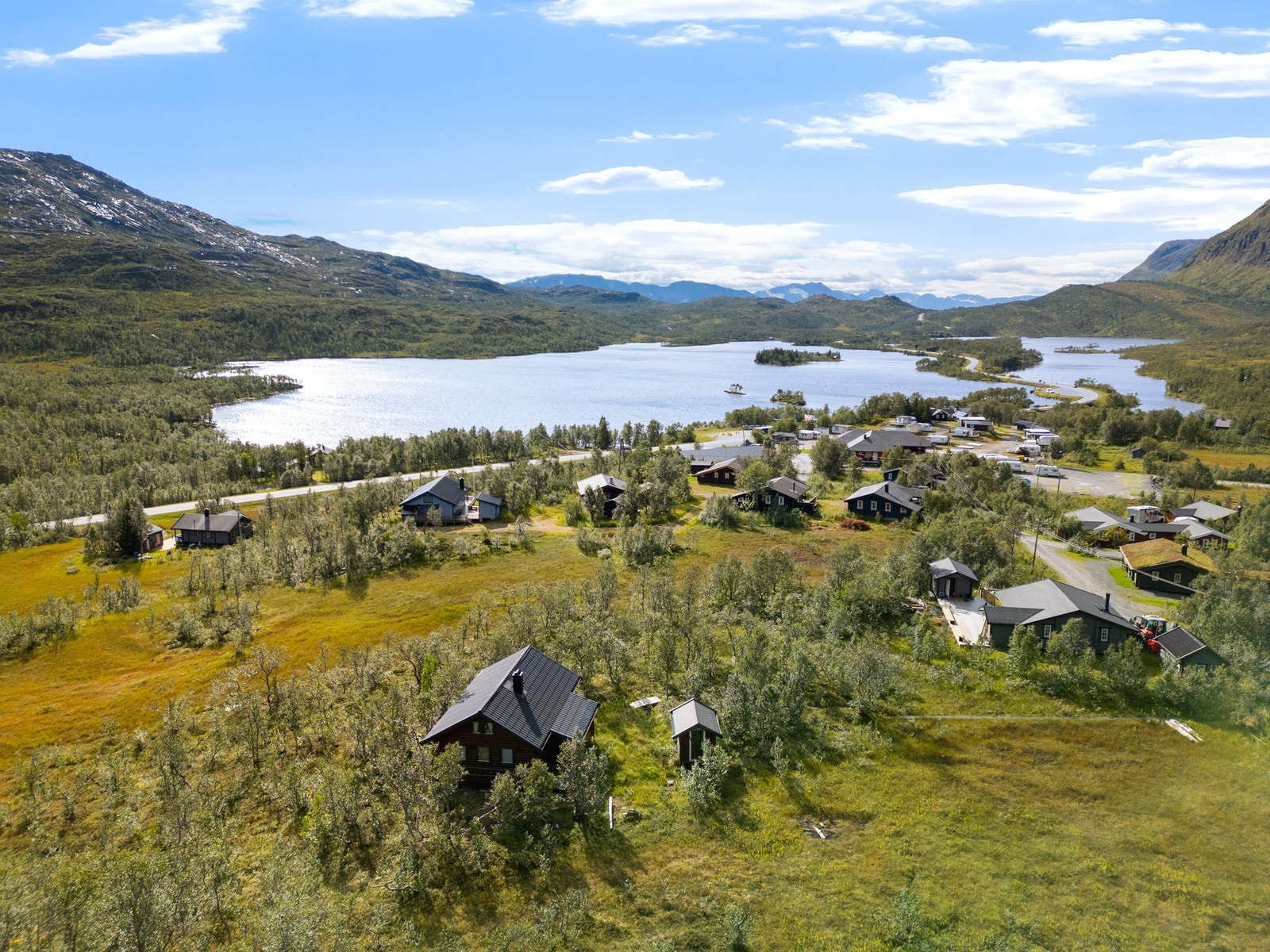 Eiendommen ligger på en høyde med fine utsikts- og solforhold Galleribilde