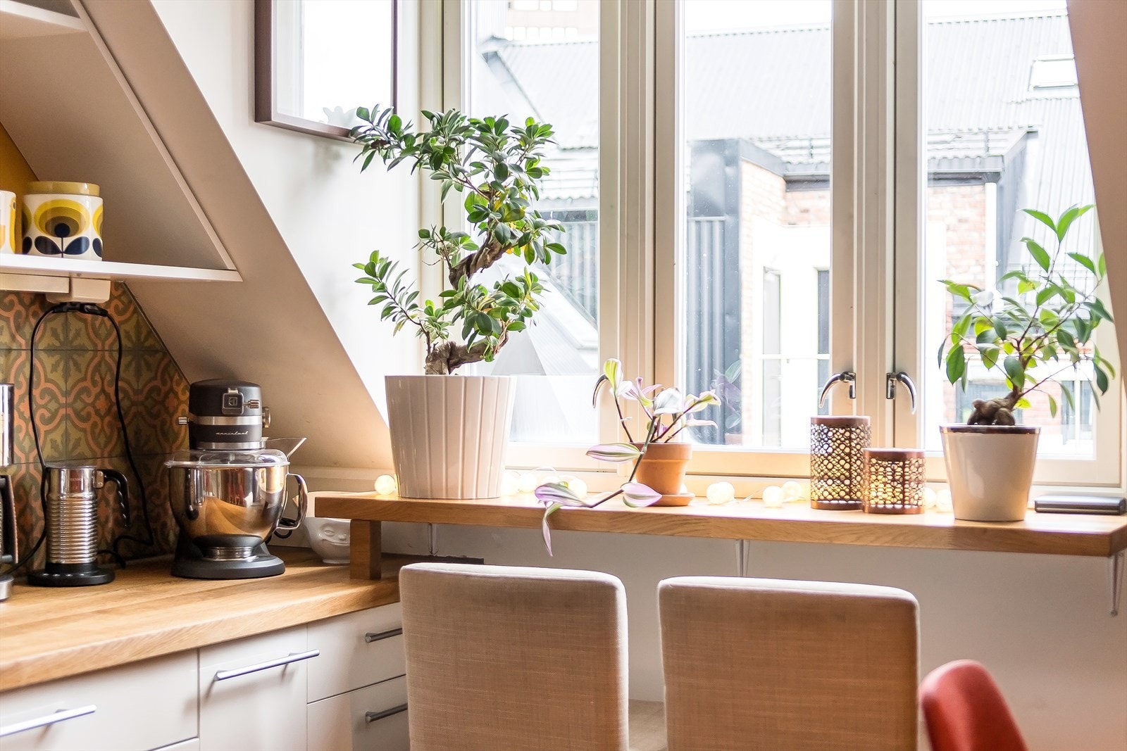 I hjørnet av kjøkkenet finner du en trivelig liten spiseplass - perfekt for en kjapp frokost. Galleribilde