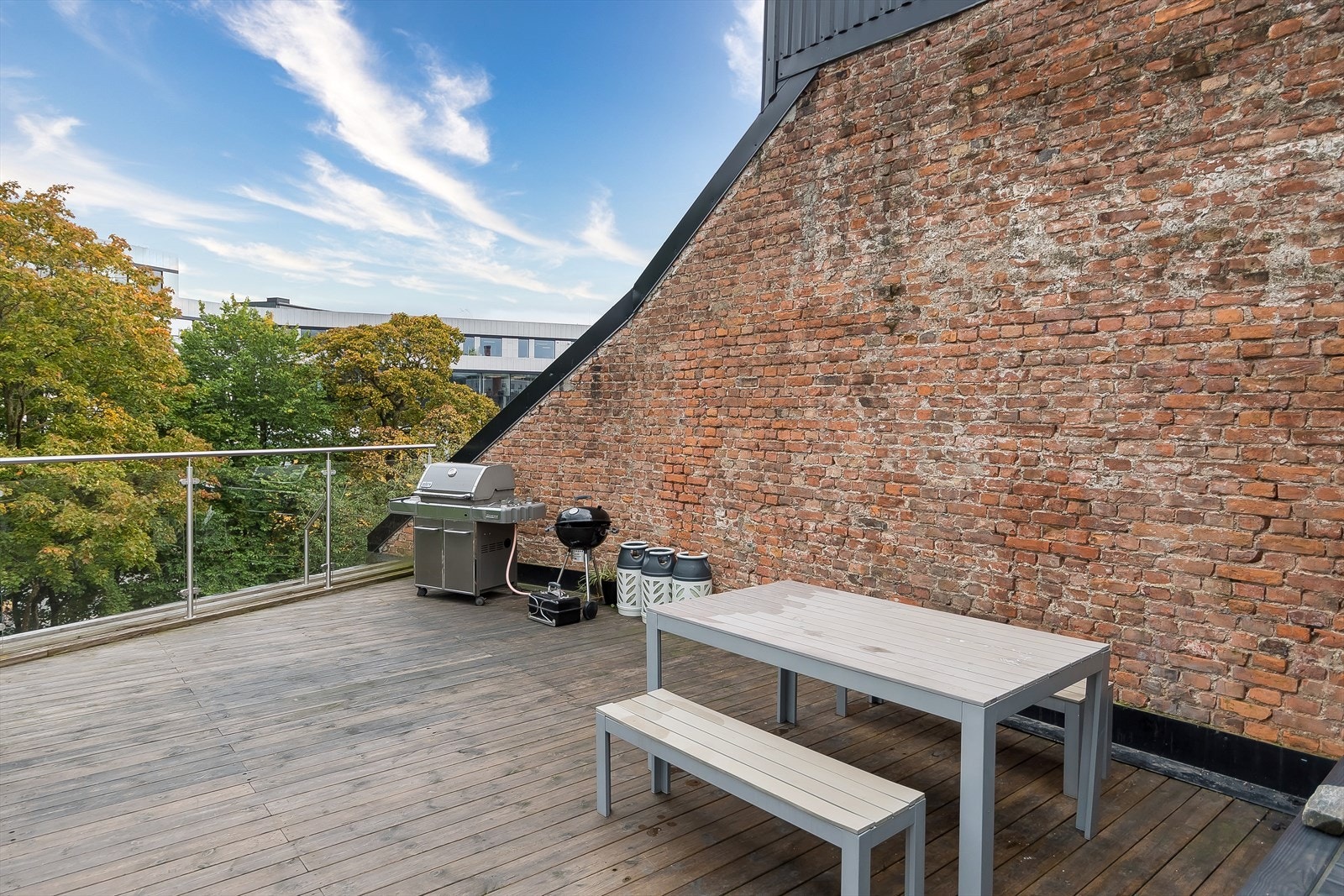 Her er det også satt opp grill, slik at middagen kan nytes ute på sommerstid. Galleribilde
