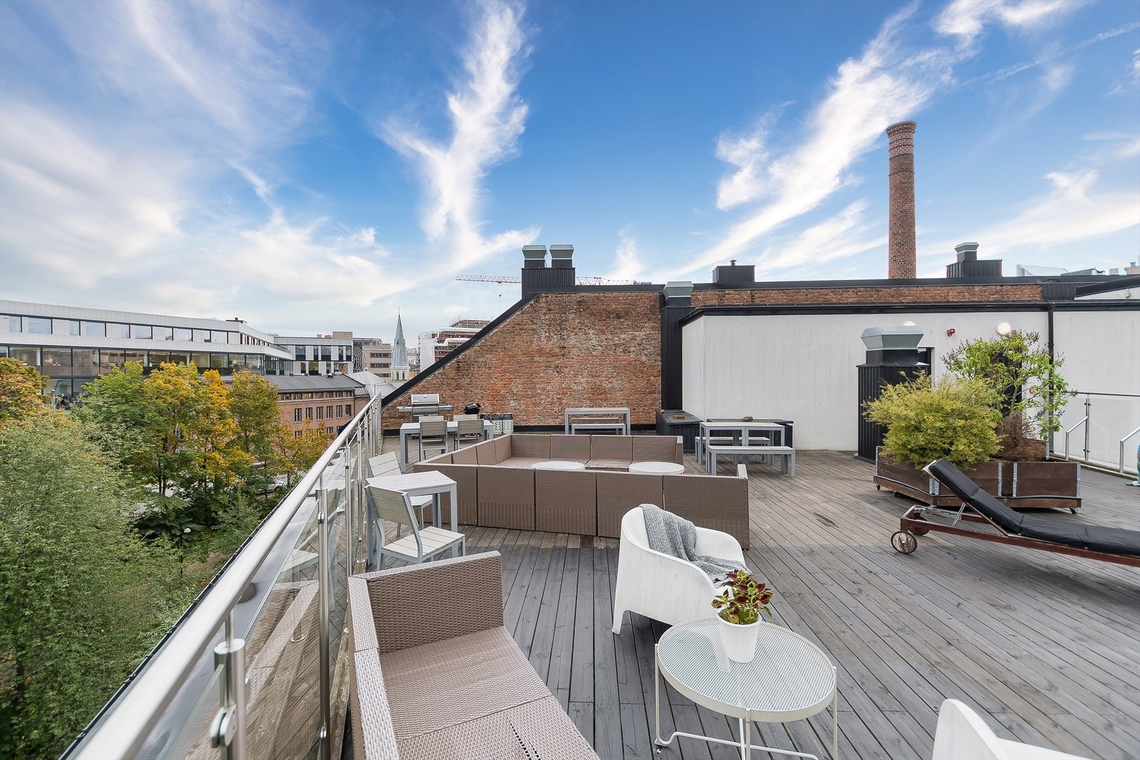 Takterrassen er utstyrt med både sofaer og sittegrupper som kan benyttes av beboerne. Galleribilde