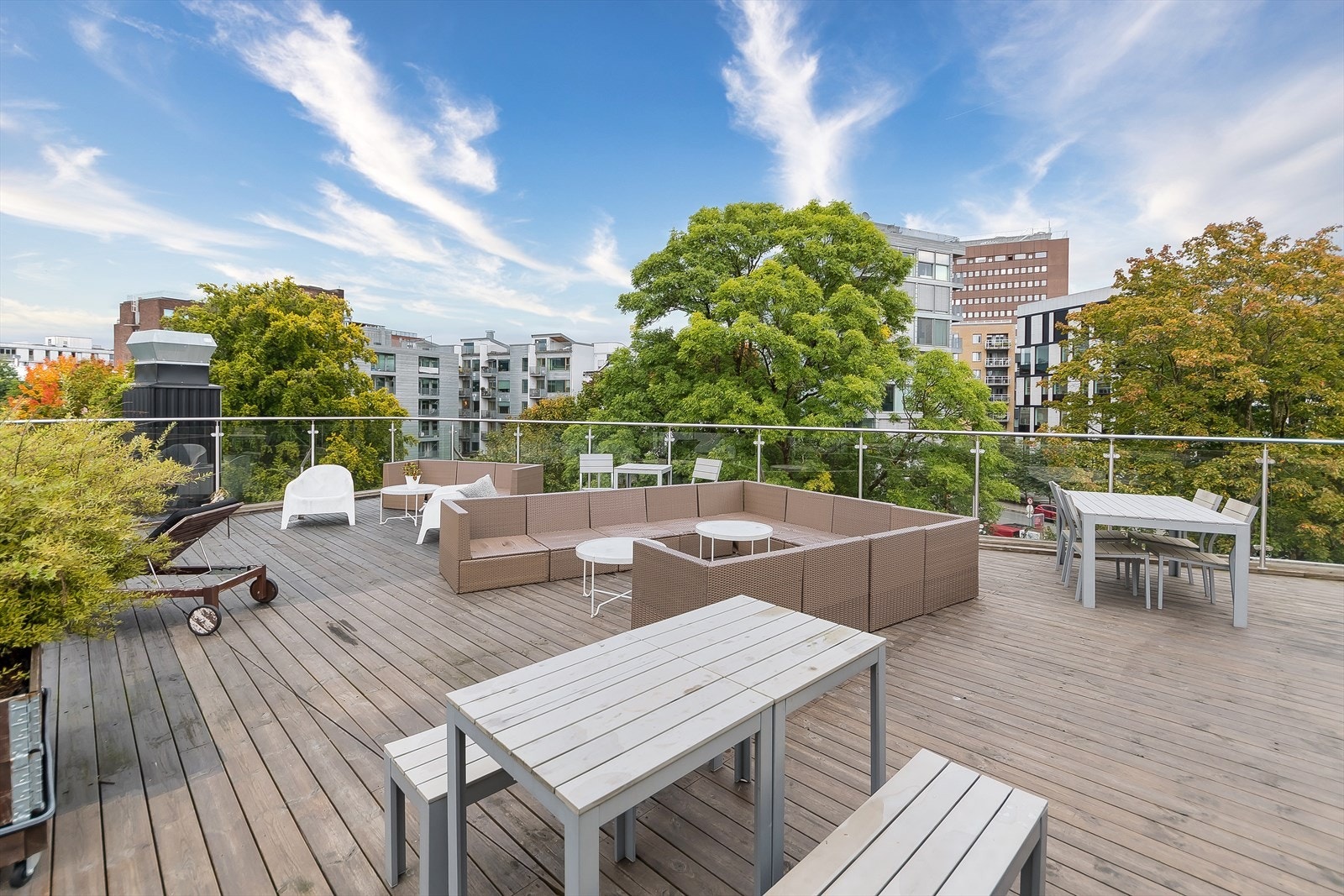 Fra leiligheten har du heisadkomst til felles solrik takterrasse. Galleribilde