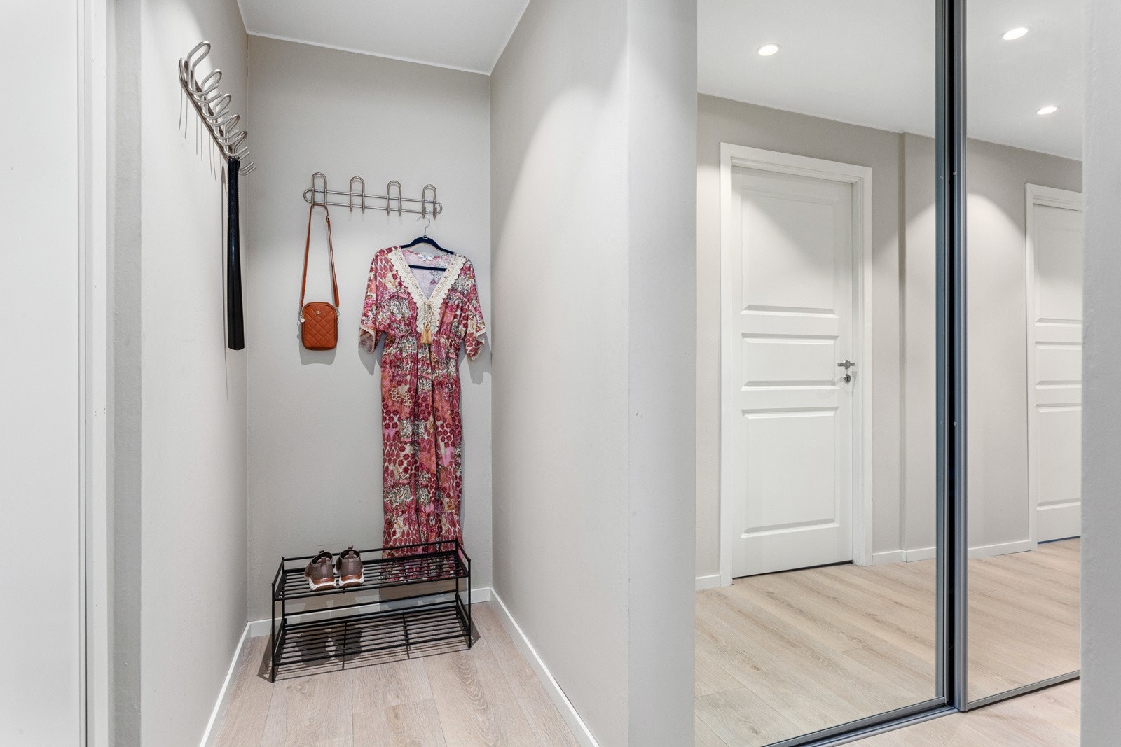Pen gang med stor glass skyvedørsgarderobe. Her er det godt å komme hjem og hyggelig å ønske gjester velkommen. Galleribilde