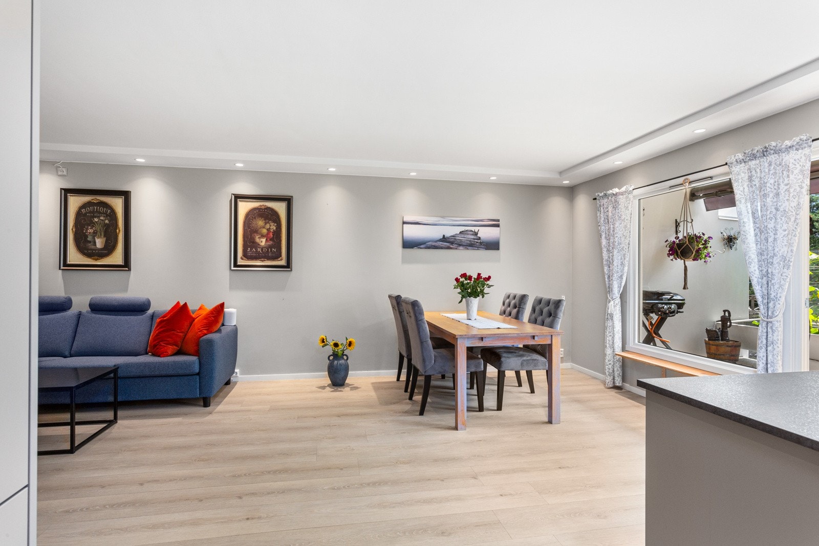 Stuen lyses opp av downlights. Galleribilde